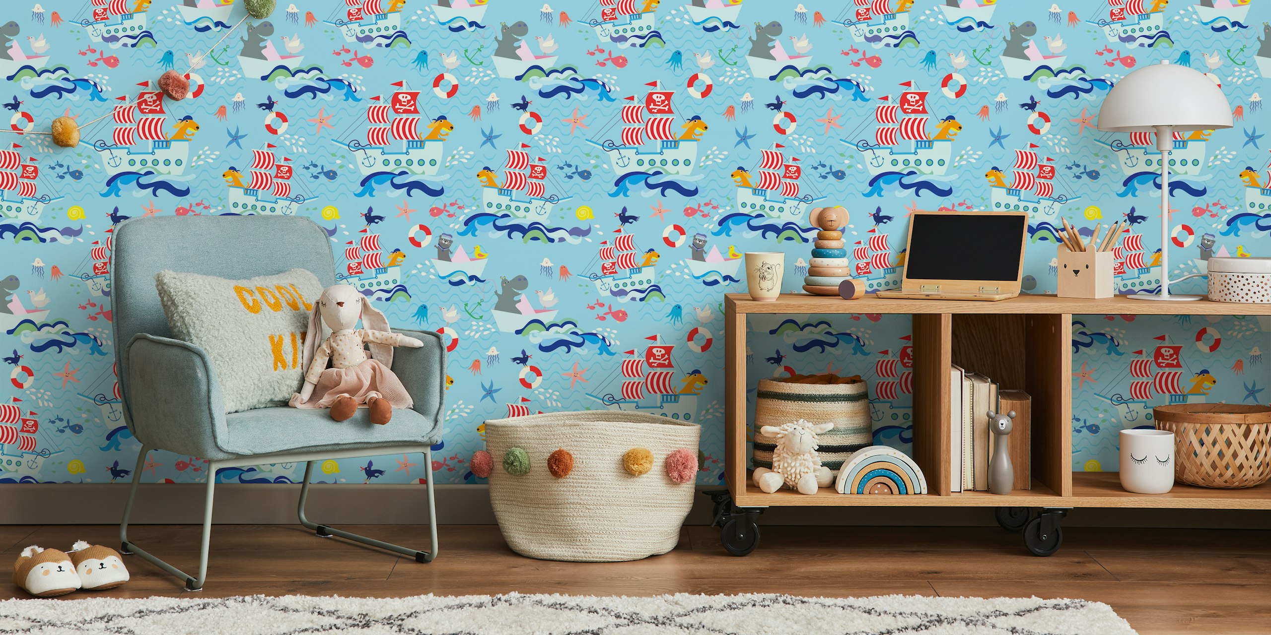 Friendly animal pirates Tapete in einem Raum