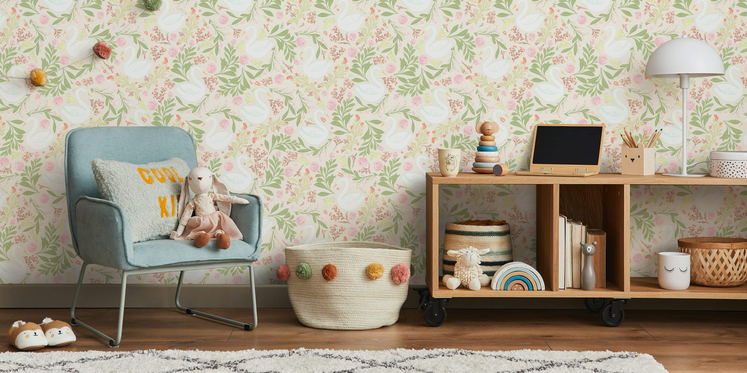Whimsical swans and flower behang in de kamer
