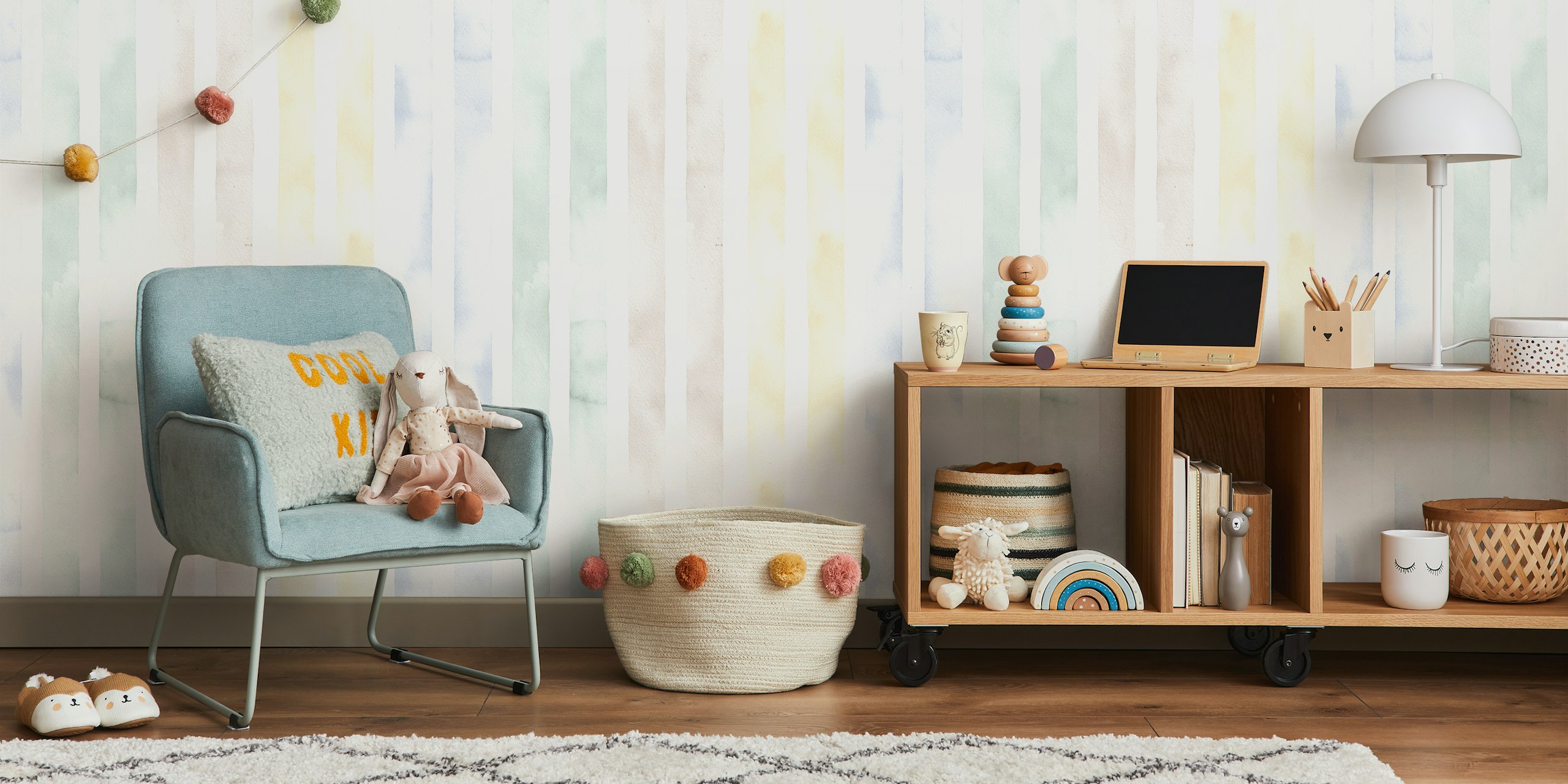 Watercolor soft striped tapet i ett rum