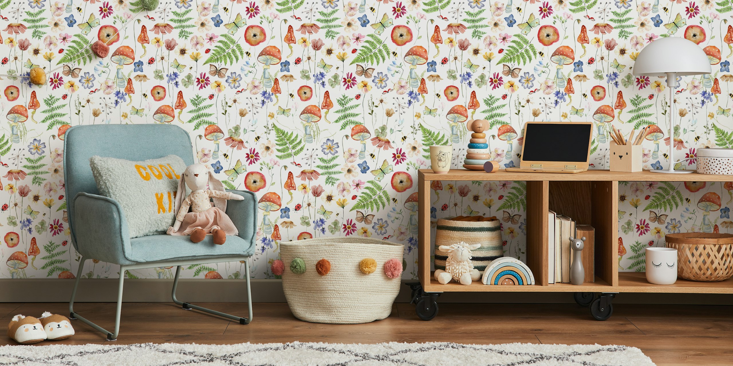 Murale murale pour chambre d'enfant avec des fleurs sauvages, des papillons et des champignons vénéneux
