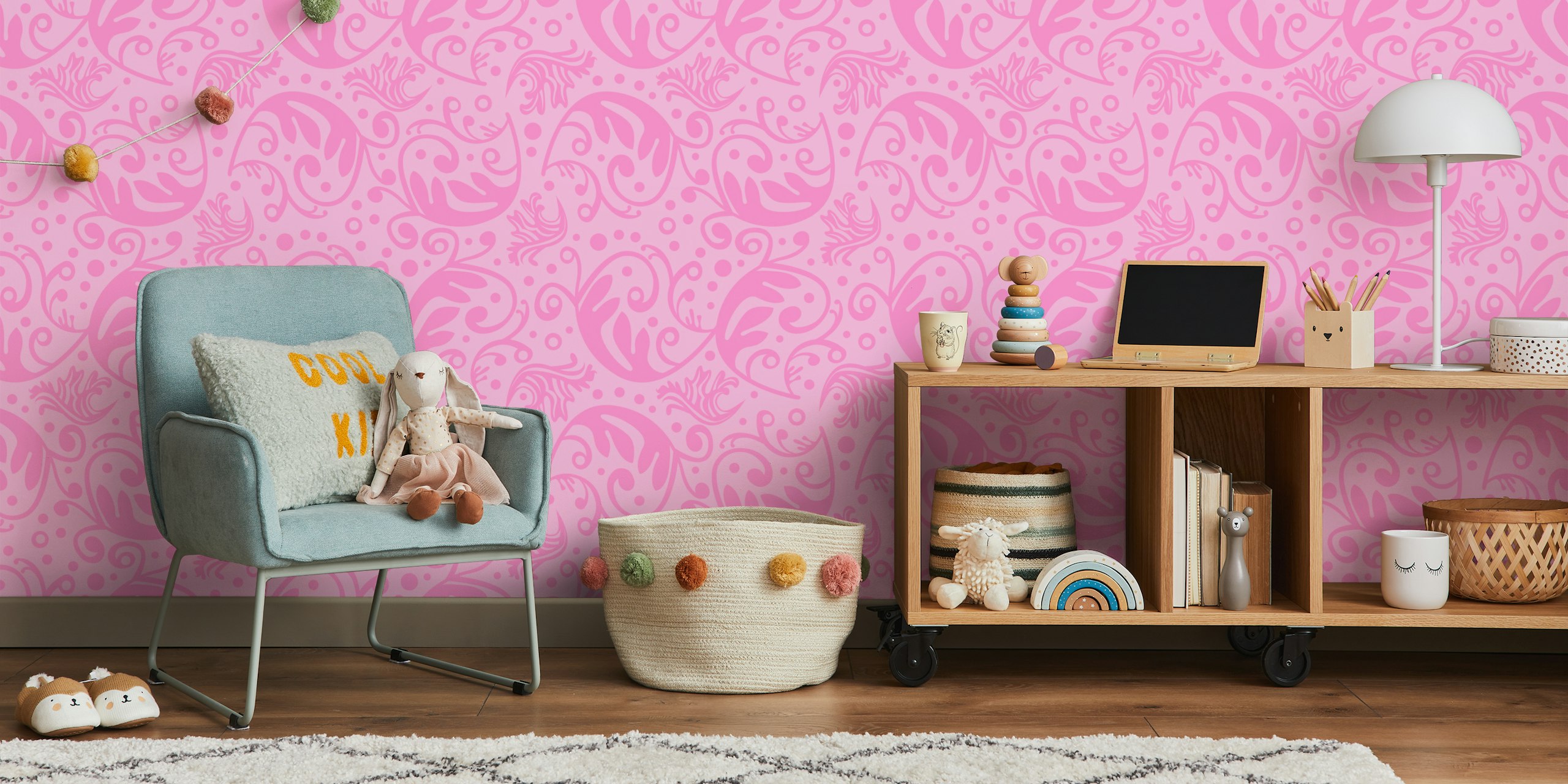 Stravagante decorazione murale con motivo a spirale e ornamento rosa