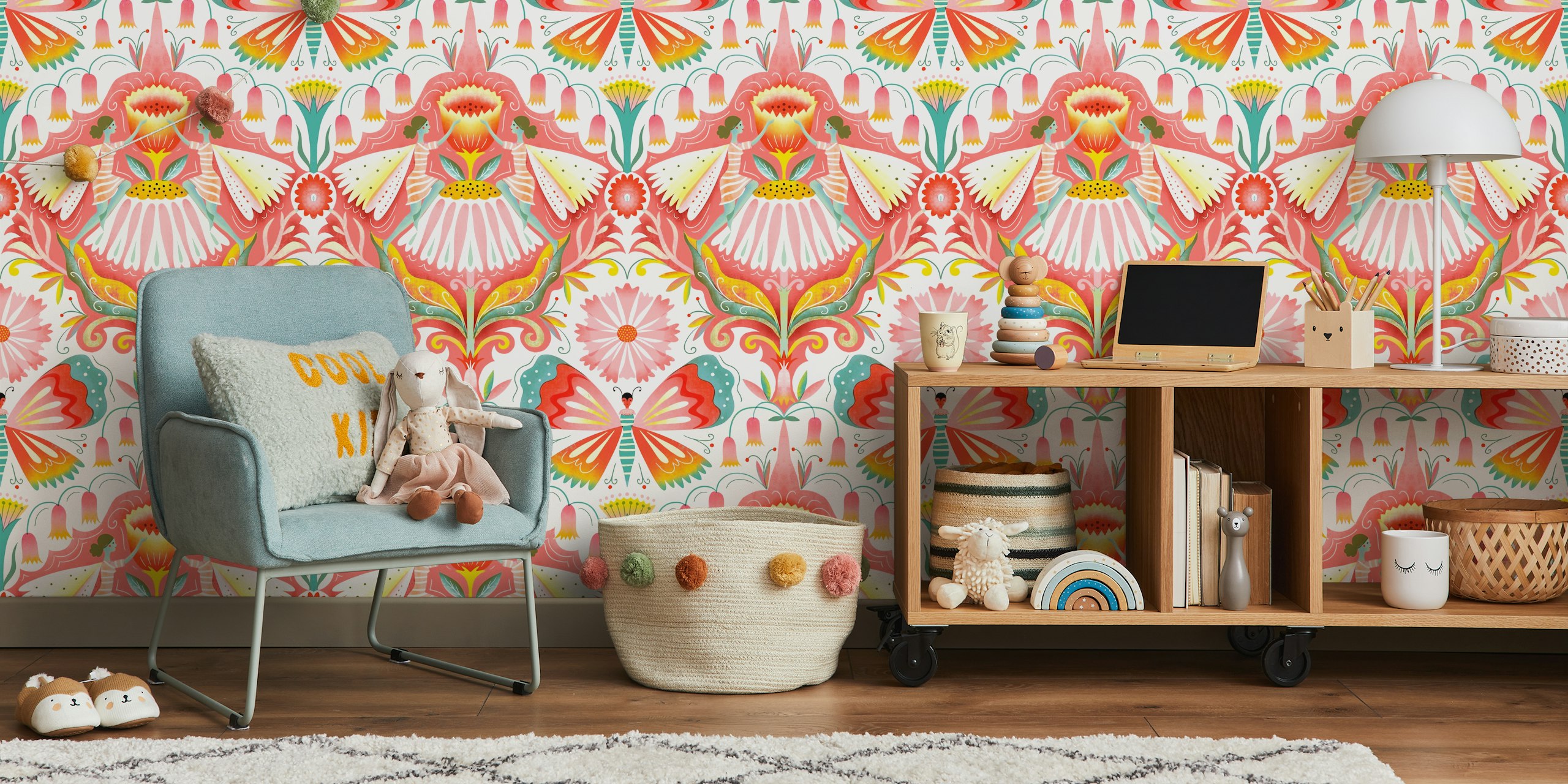 Bloemen en feeën patroon in heldere kleuren op witte achtergrond, damask wallpaper