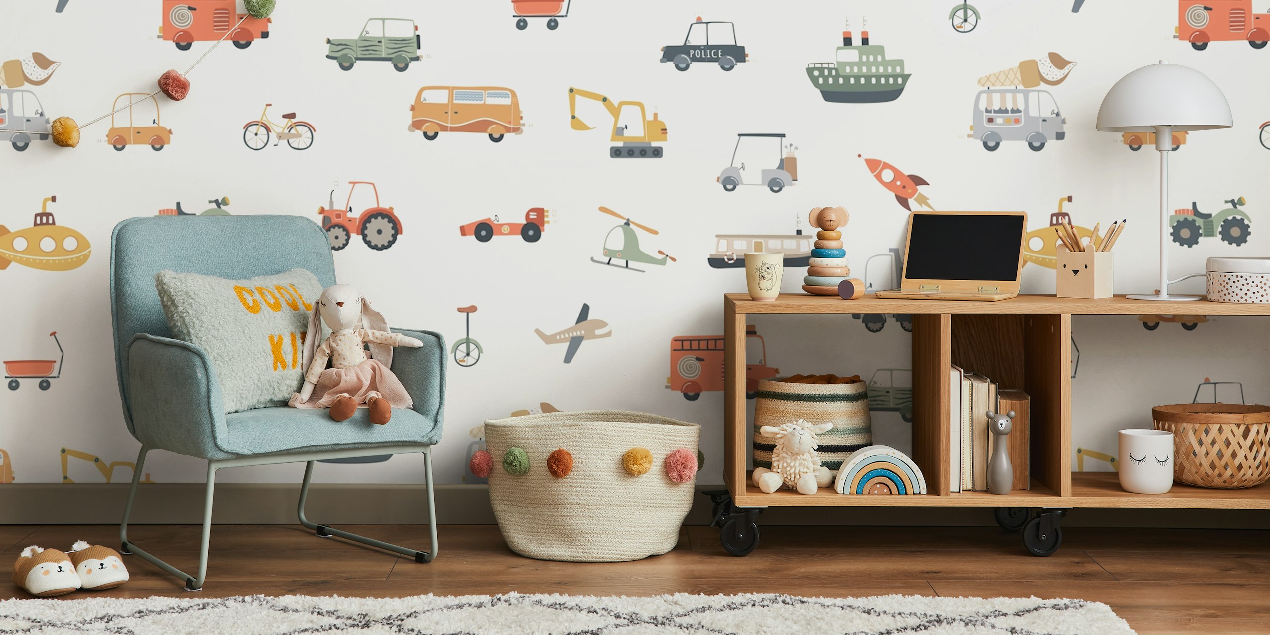 Bunte Fahrzeug-Themen-Tapete in einem Raum