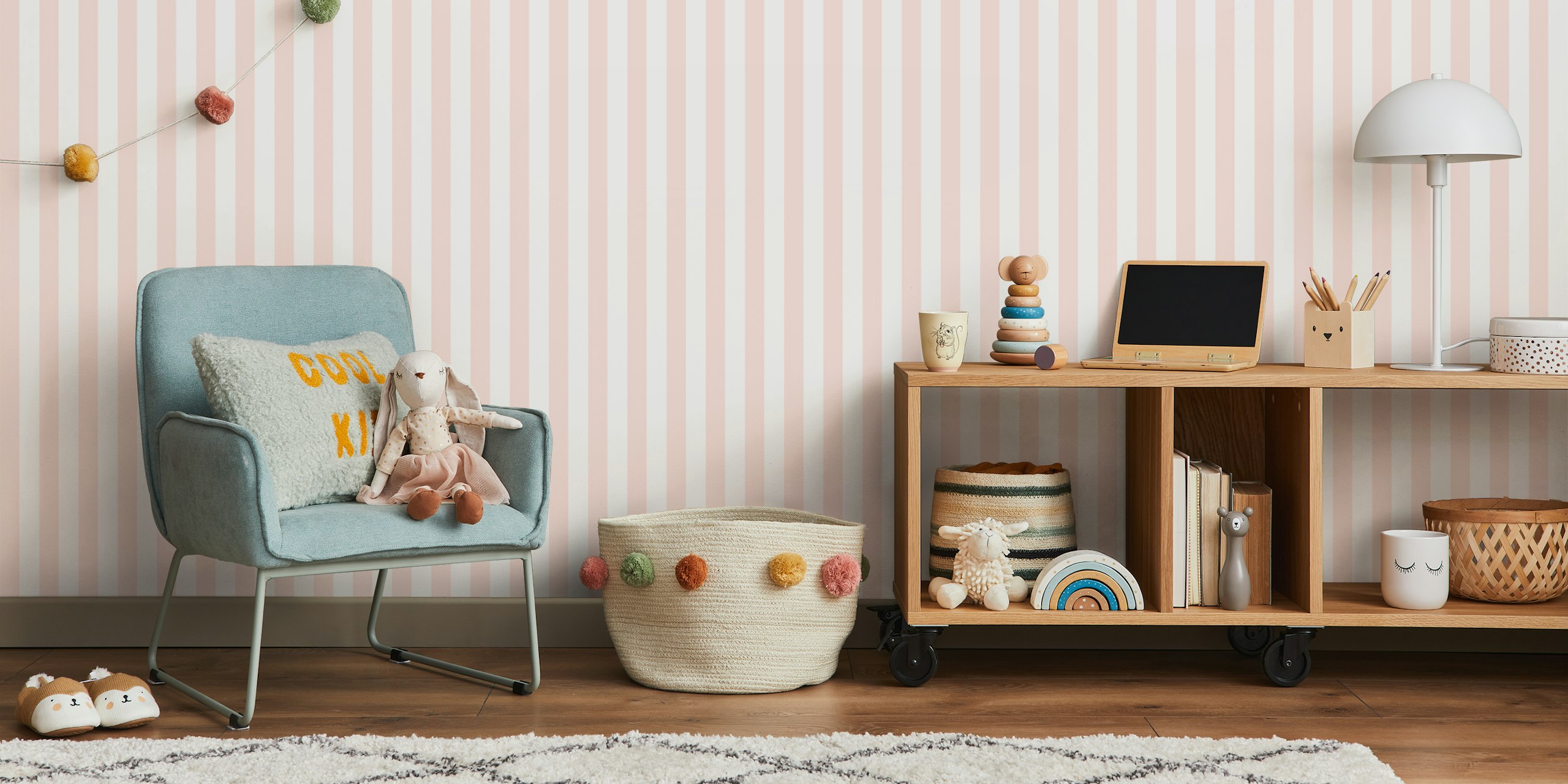 Ταπετσαρία Crepe Pink and White Stripes εκτεθειμένη σε ένα δωμάτιο