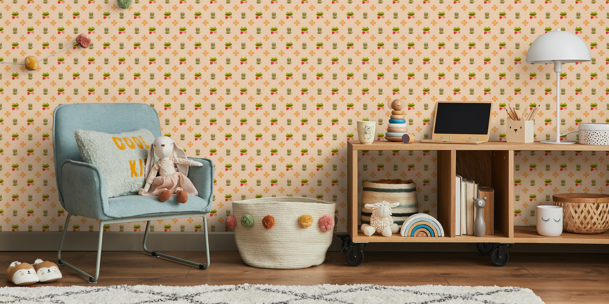 Happy frog and clover peach tapetti huoneessa