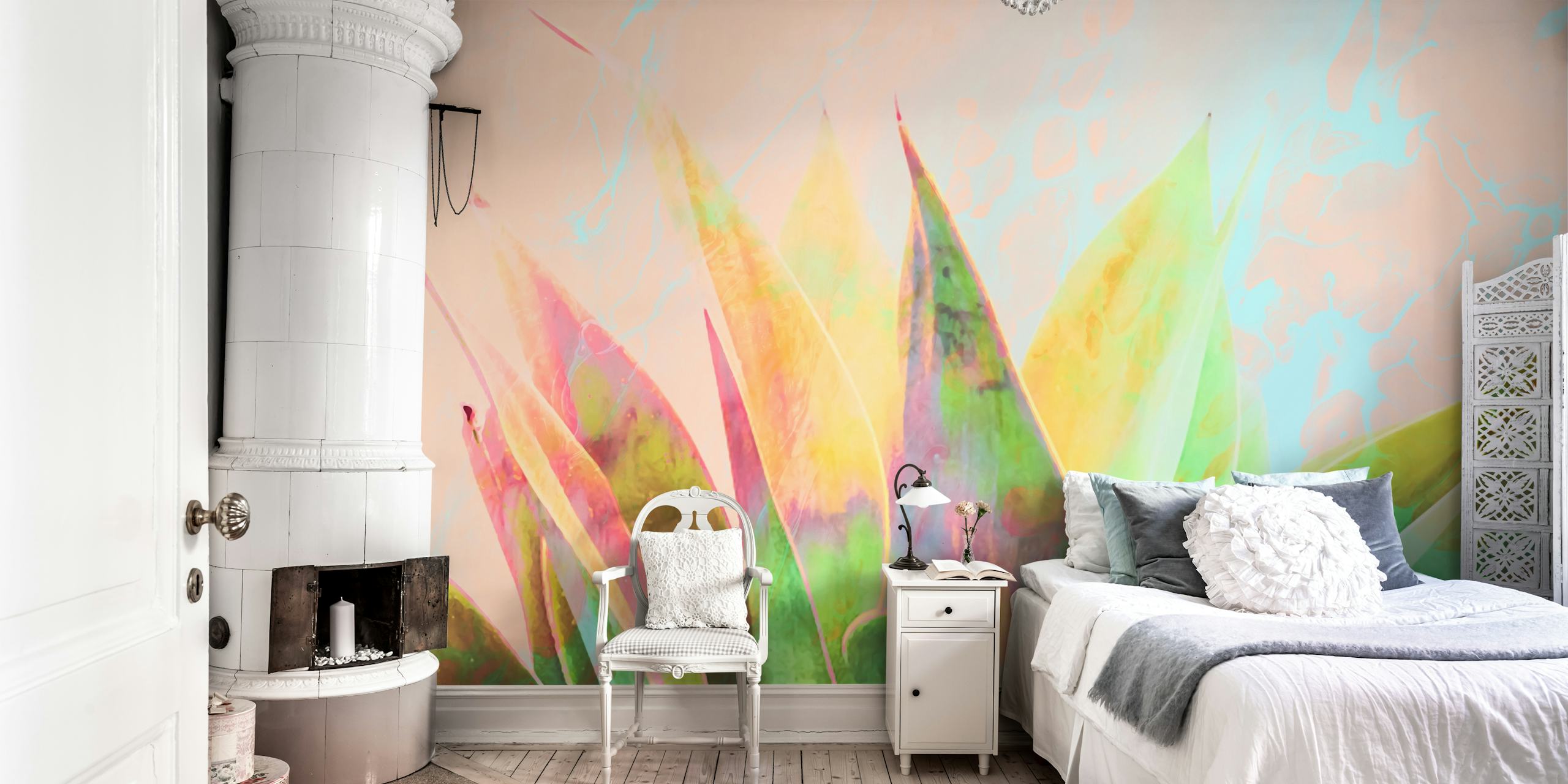 Abstract of cactus em papel de parede marmorizado em um quarto