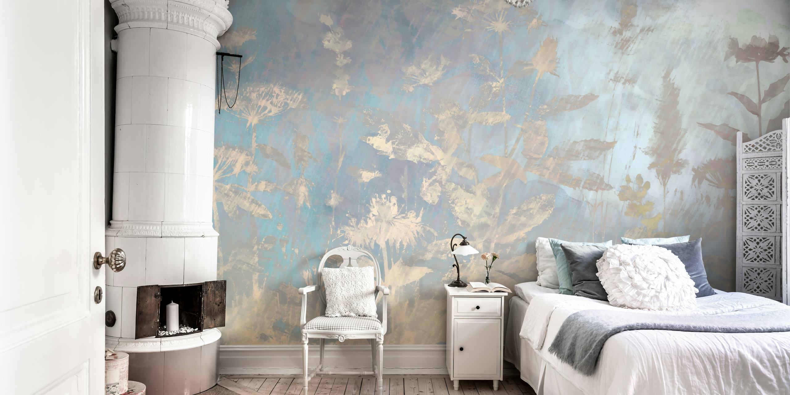 Ethereal Florals papel de parede em um quarto