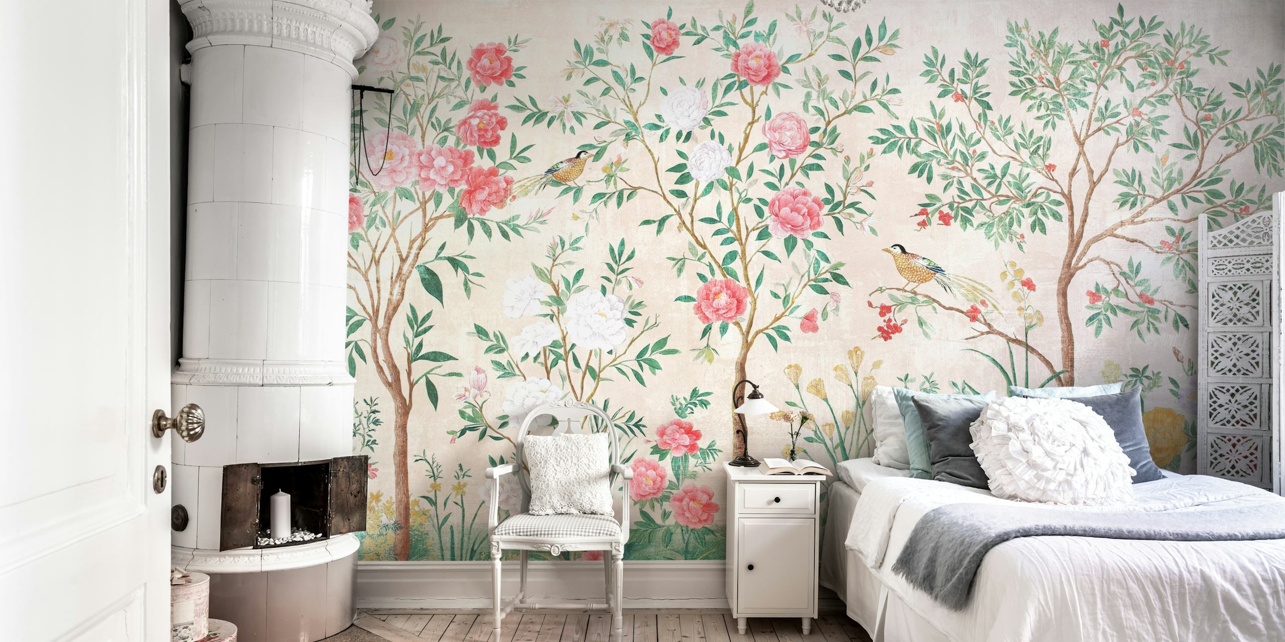 Tropical Chinoiserie Rose tapet i ett rum