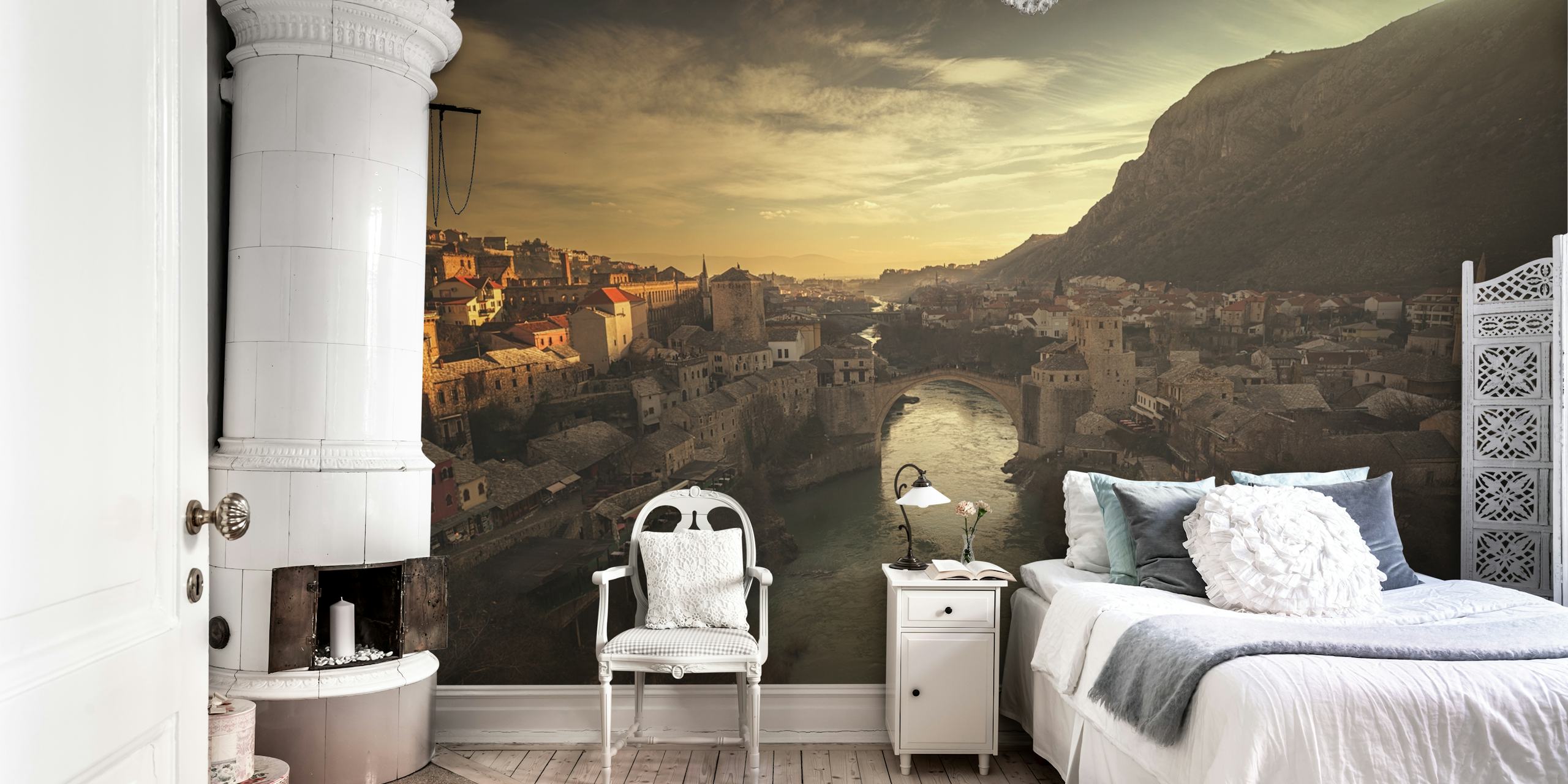 Mostar muurschildering met afbeelding van de Stari Most-brug en de rivier de Neretva in de schemering