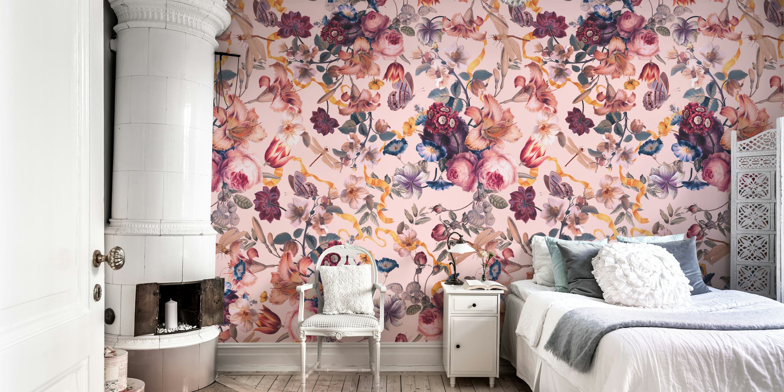 Diseño de papel tapiz floral en una habitación