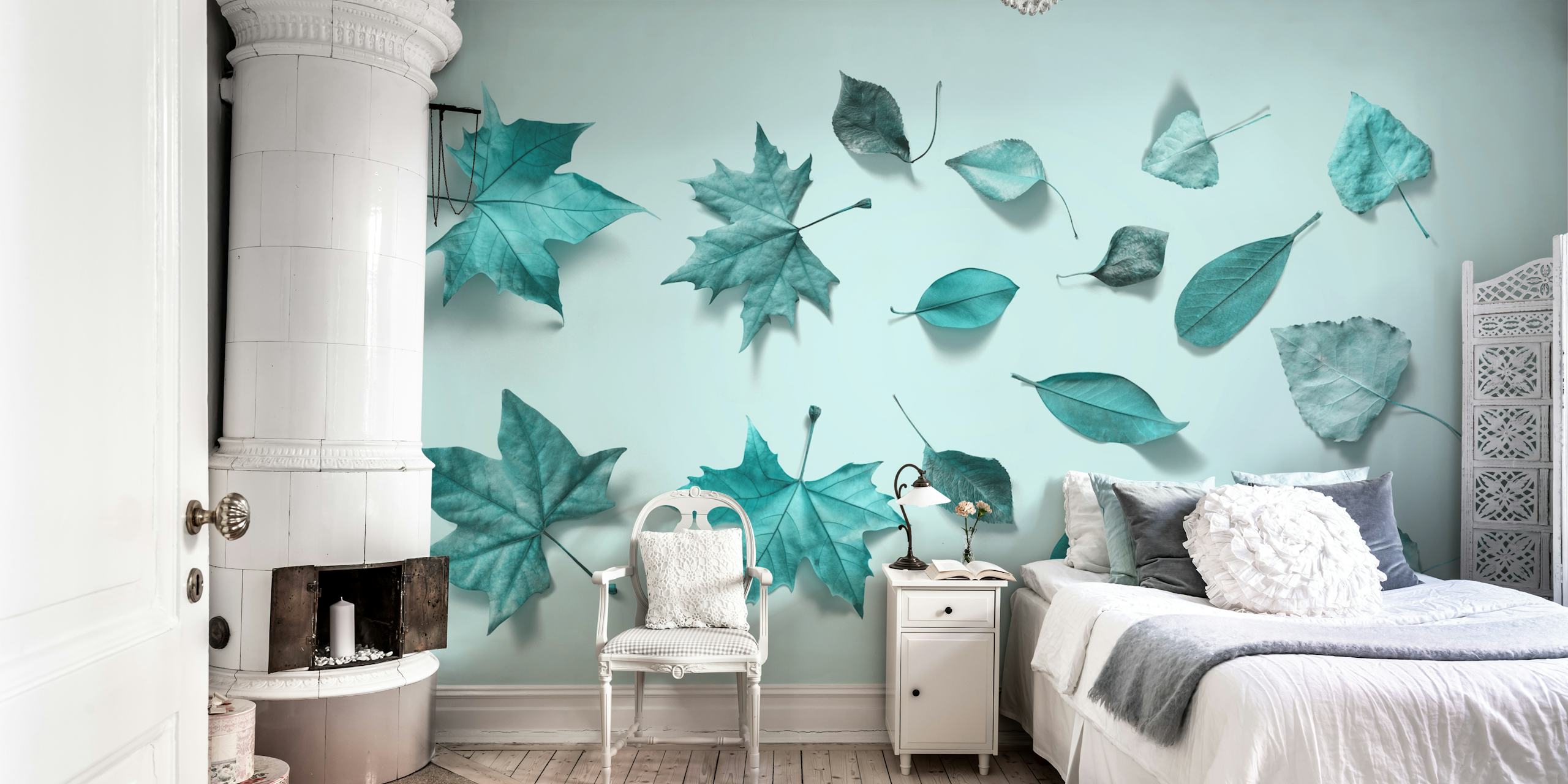 Light turquoise leaf wallpaper en una habitación