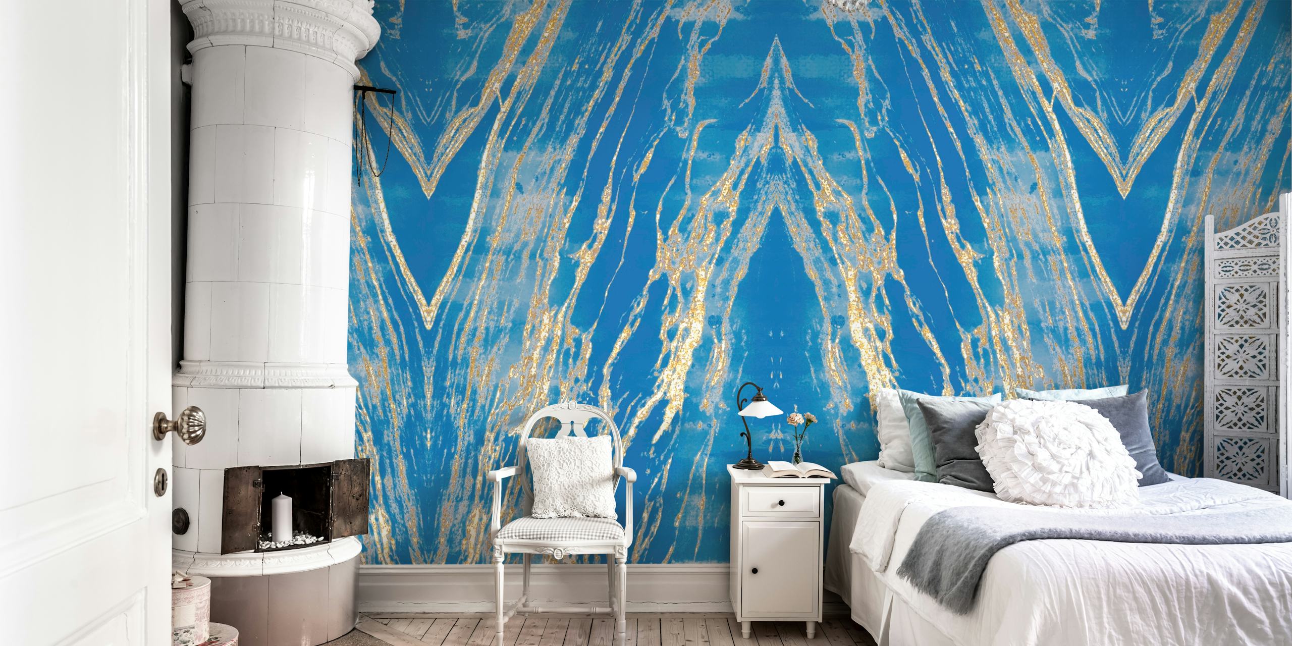 Une fresque murale représentant un motif de marbre étincelant dans des tons de bleu et de blanc, avec un design abstrait et symétrique.