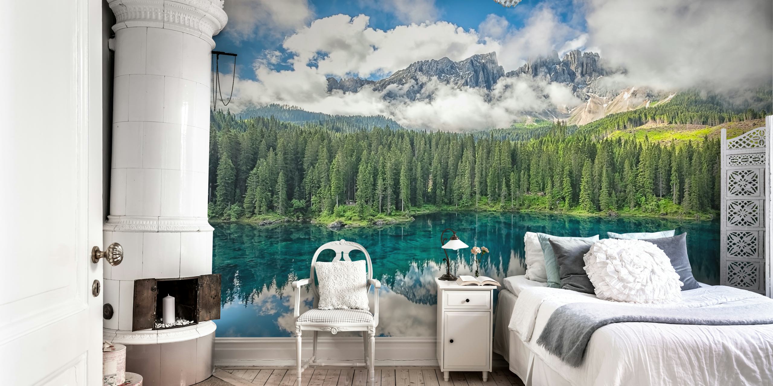 Tranquilo Carezza Lake e floresta