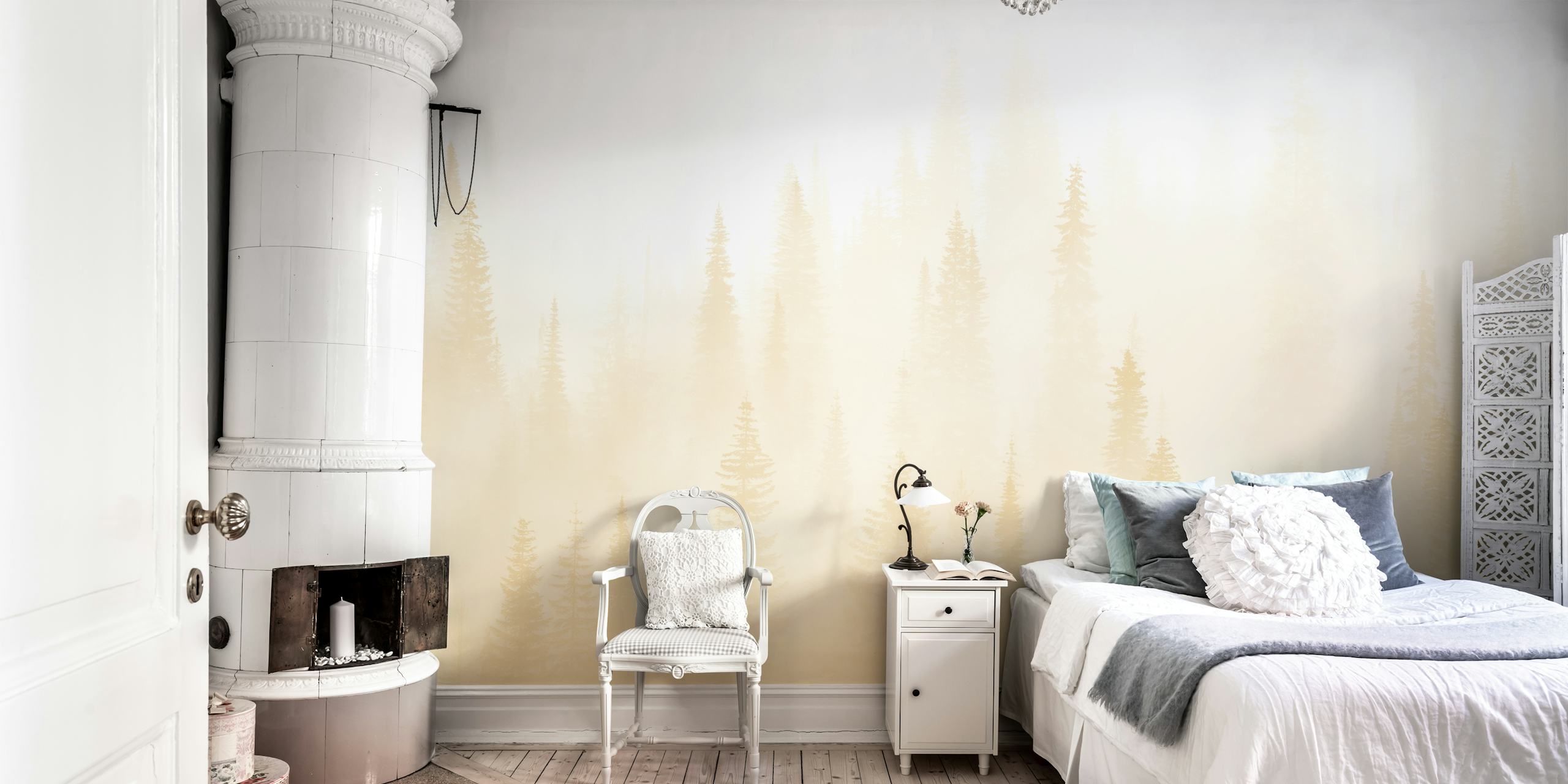 Misty forest yellow tapet i ett rum