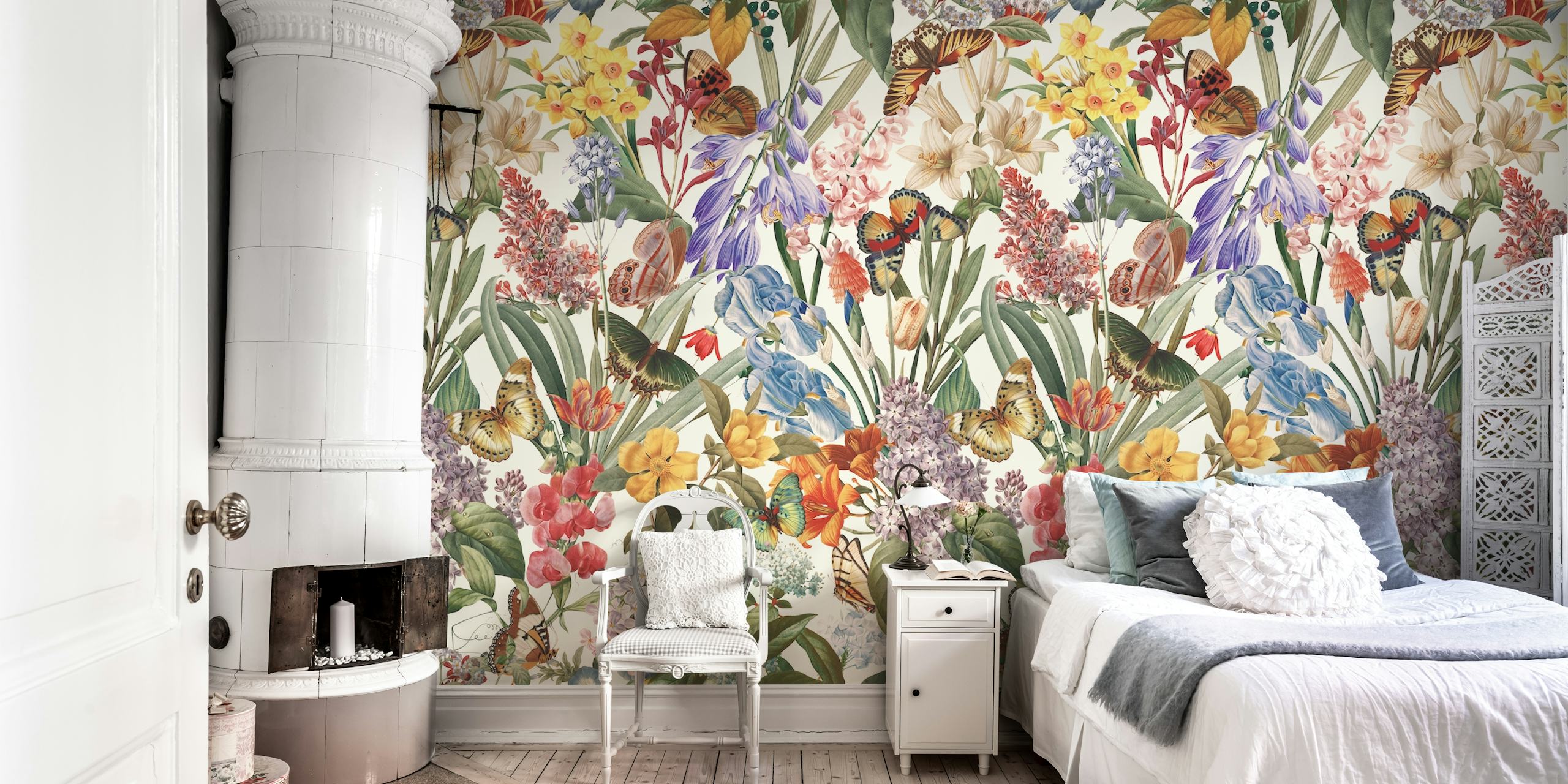 Floral wallpaper design in a room