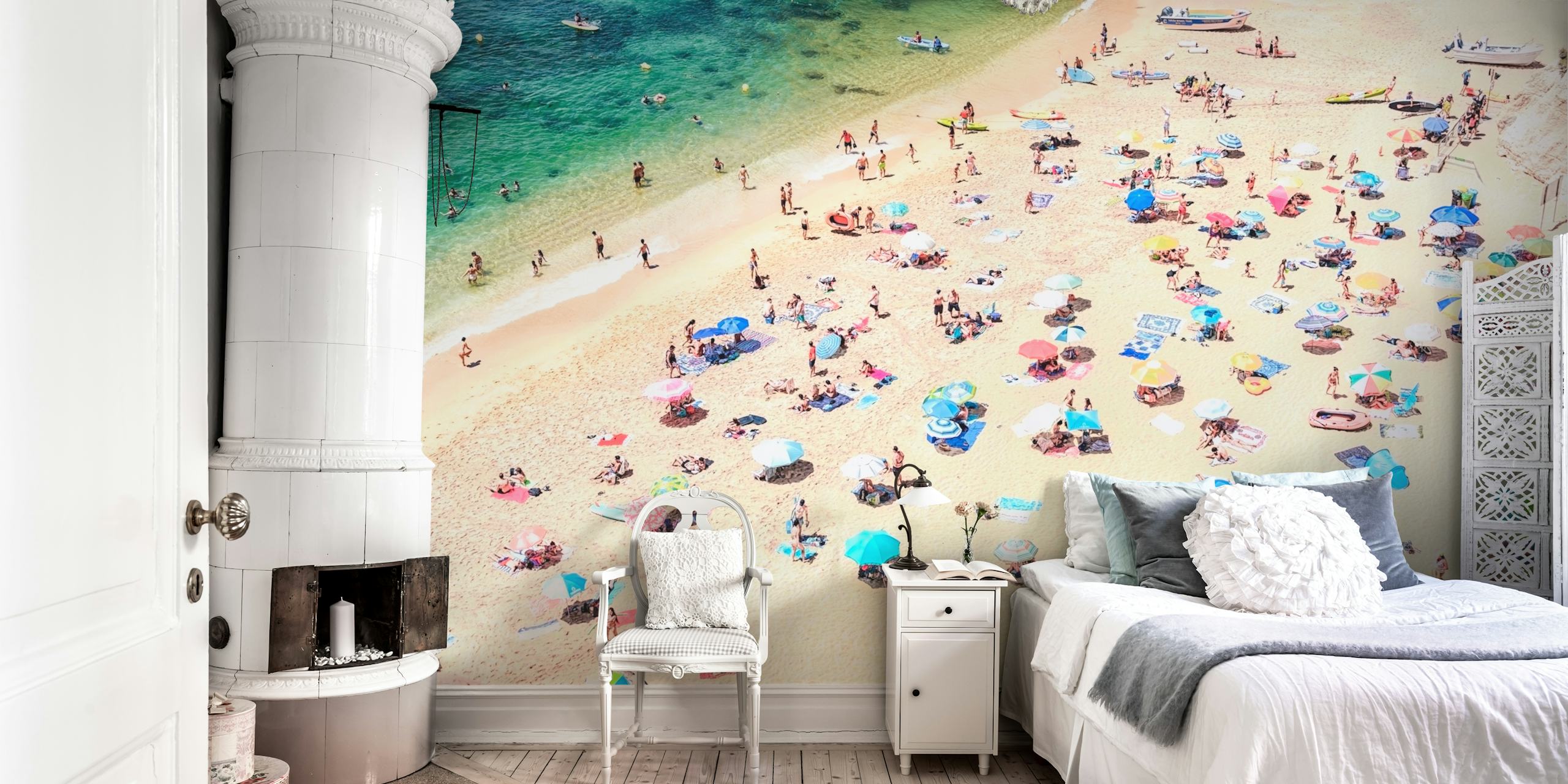 Vue aérienne de la fresque murale de la plage de Benagil avec des baigneurs et des parasols colorés