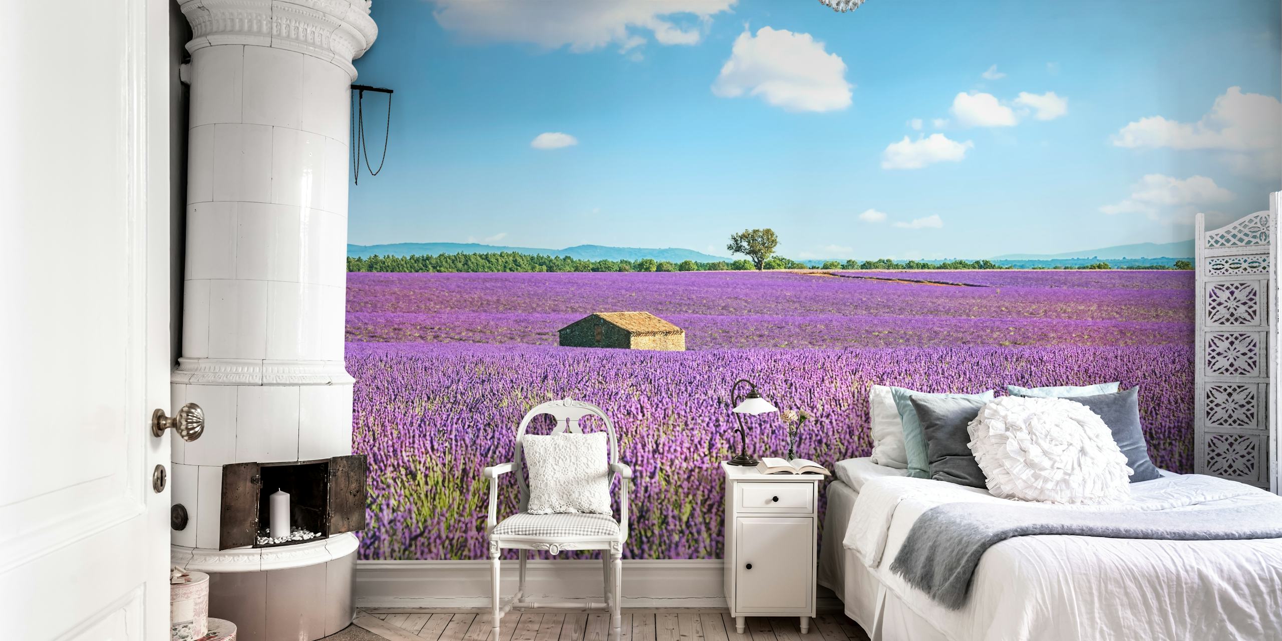 Campi di lavanda della Provenza con murale della fattoria