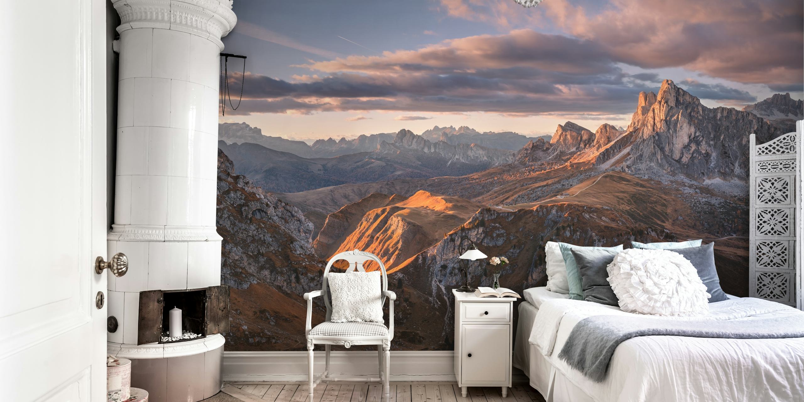 Fotomural vinílico de paisagem montanhosa ao pôr do sol com céus vibrantes e picos escarpados