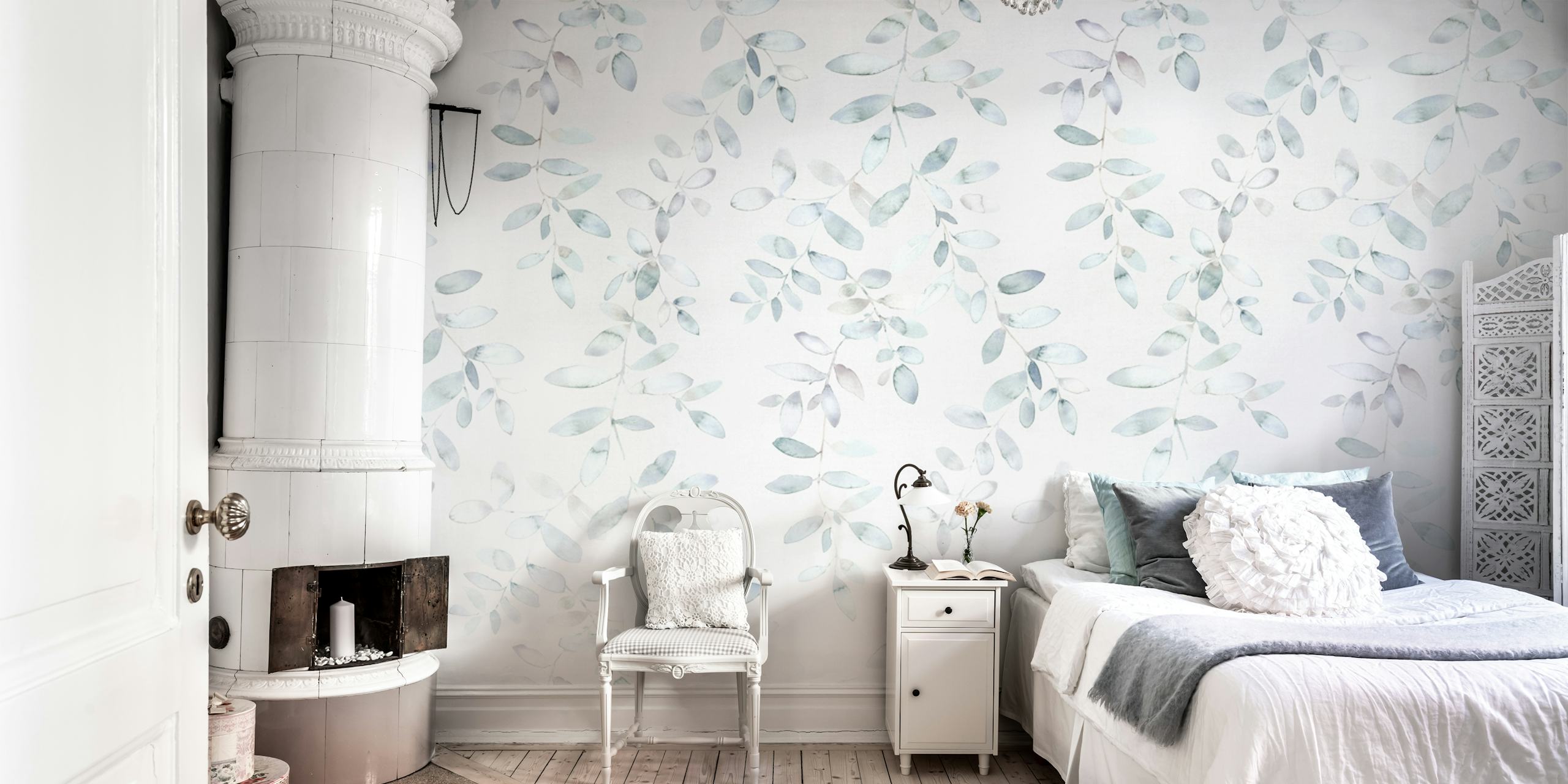 Silver light blue watercolor leaves tapet i et rom