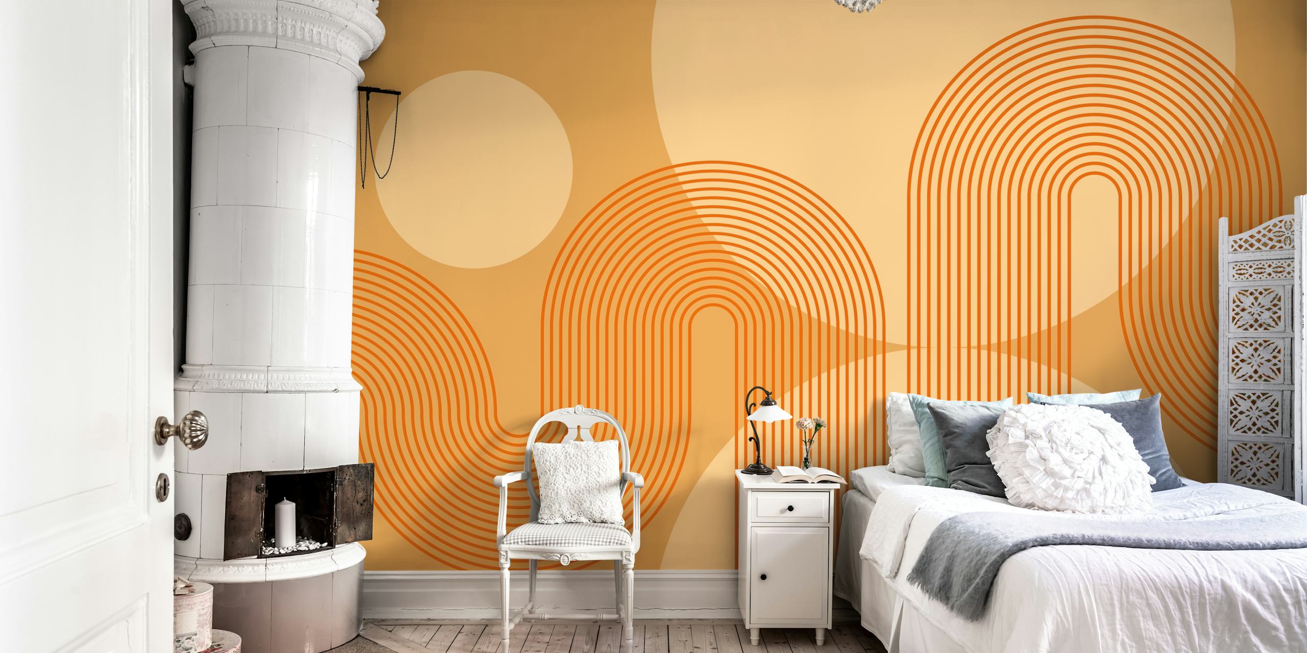 Tan Orange Curvy Lines Tapete in einem Raum