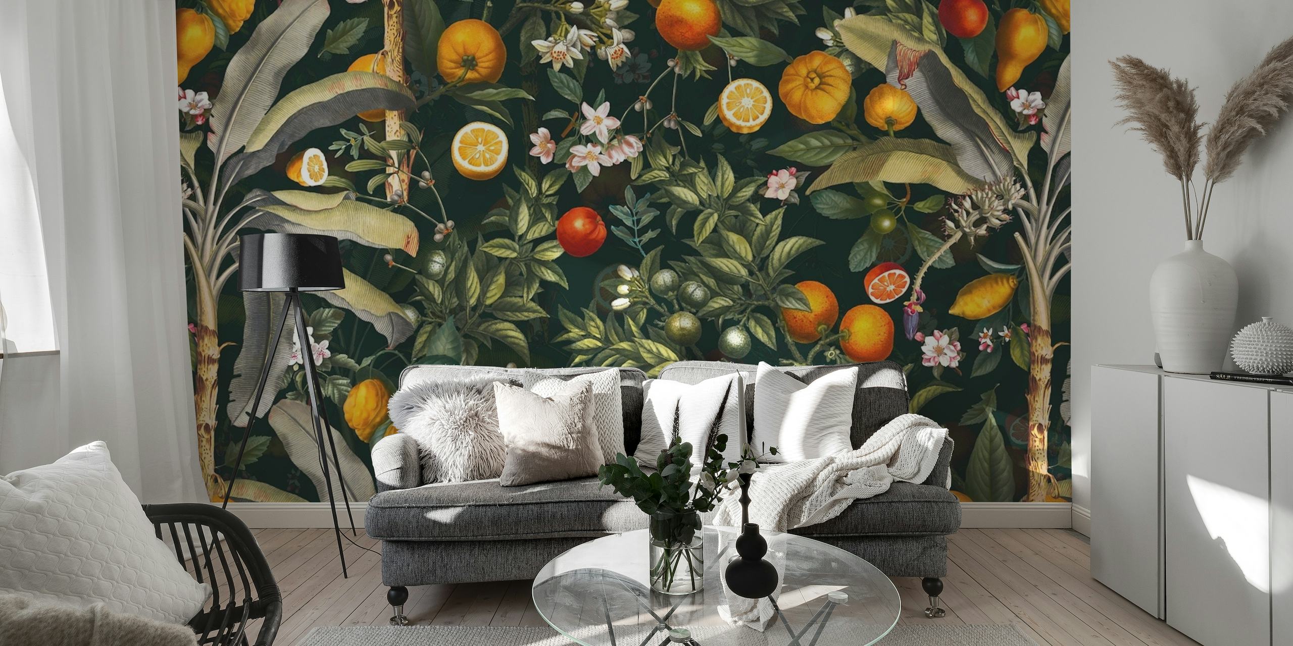 Vintage-tyylinen seinämaalaus, jossa on kuvitettuja hedelmiä ja lehtiä.