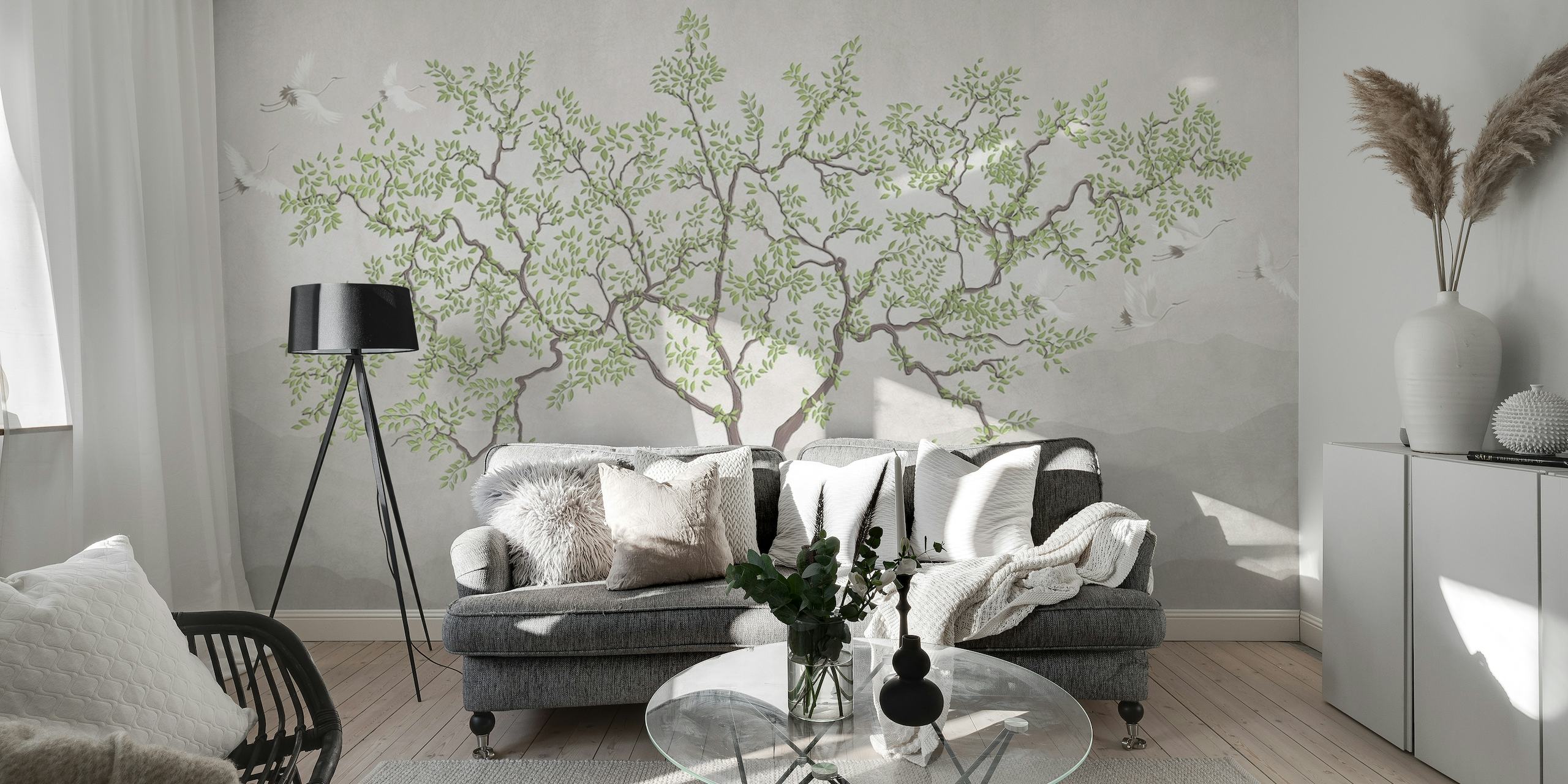 Tyylikäs puu vihreillä lehdillä ja nostureilla seinämaalauksella
