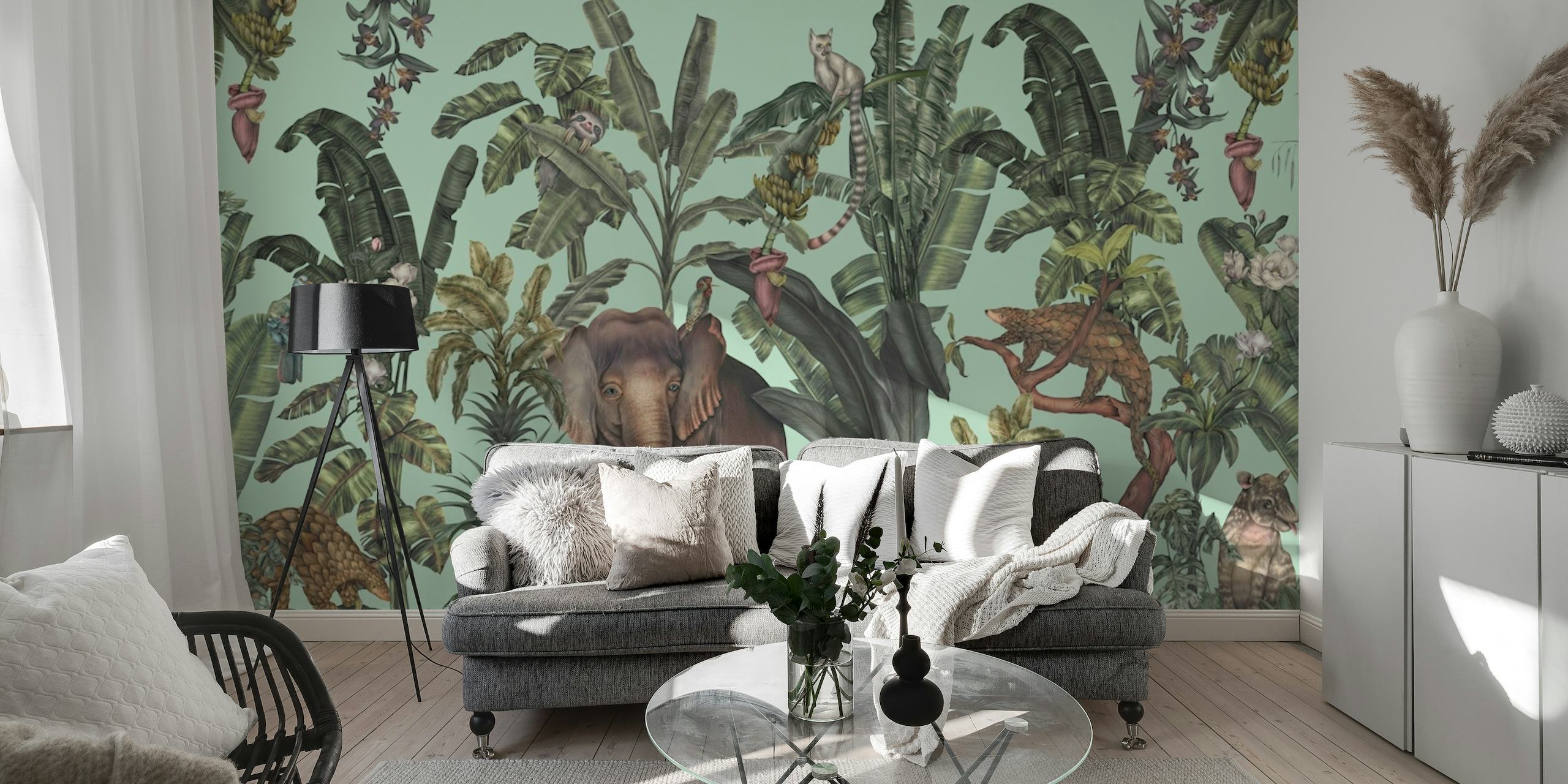Vaaleanvihreä viidakkoaiheinen seinämaalaus, jossa on trooppista kasvistoa ja piilotettuja villieläimiä
