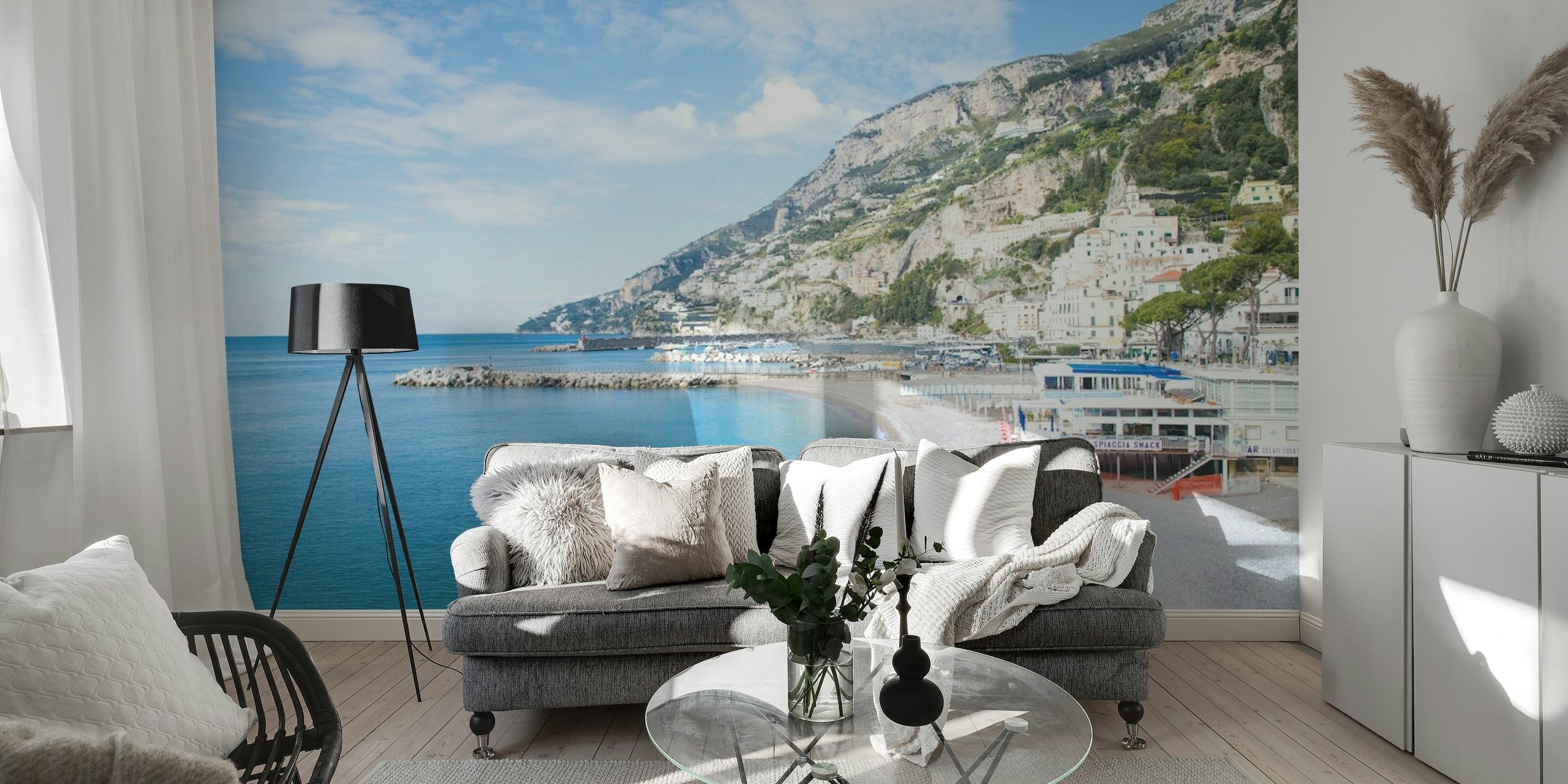 Bella Amalfi 1-veggmaleri som viser Amalfikysten med klart blått hav og klippebygninger