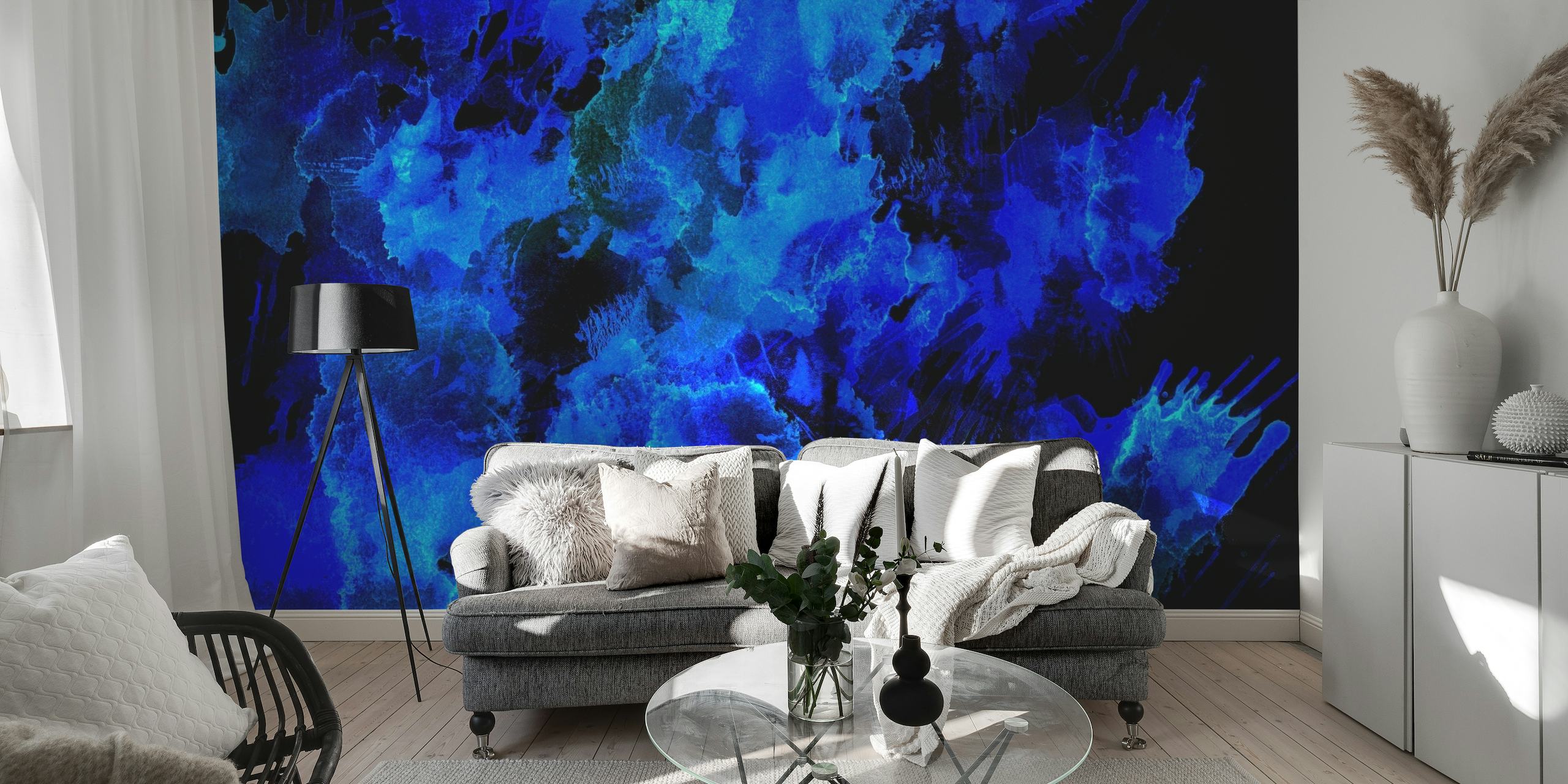 Abstraktní nástěnná malba v modrých odstínech připomínající krásu noční oblohy nebo hlubin oceánu