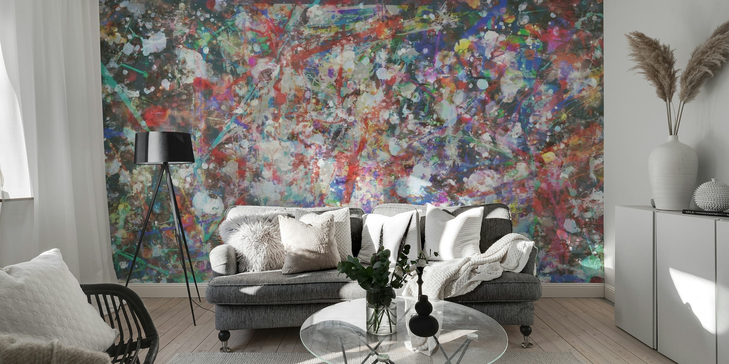 Abstrakti seinämaalaus, jossa on värikäs valikoima sivellinvetoja ja maaliroiskeita