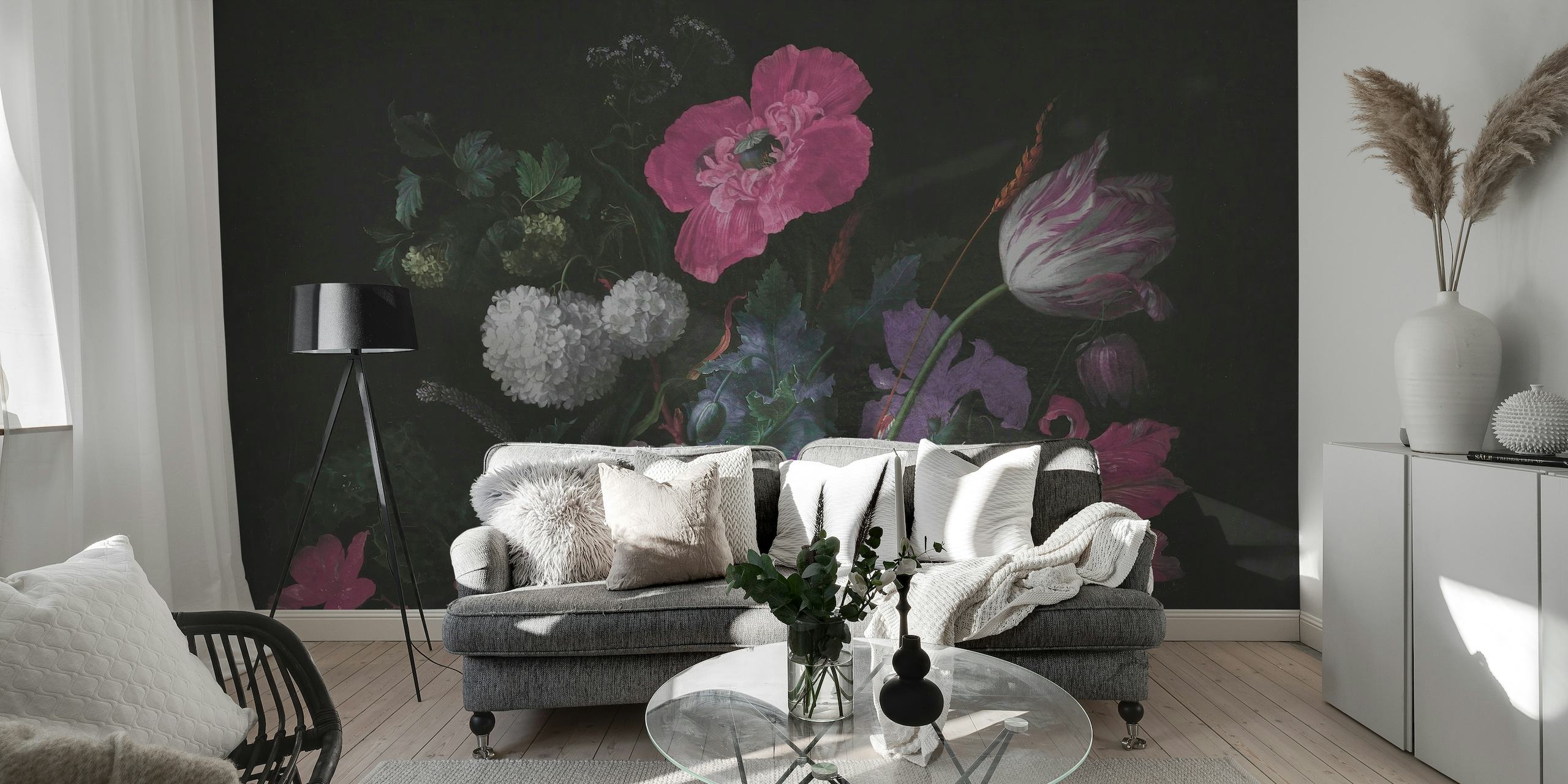 Tamna i ćudljiva cvjetna tapeta s ružičastim cvjetovima na crnoj pozadini
