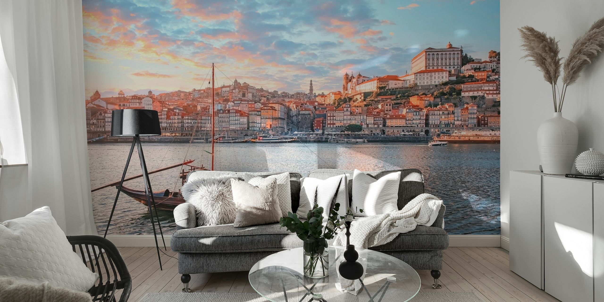 Seinämaalaus Porton kaupunkikuvasta auringonlaskun aikaan terrakottakatoilla ja perinteisellä veneellä Douro-joella