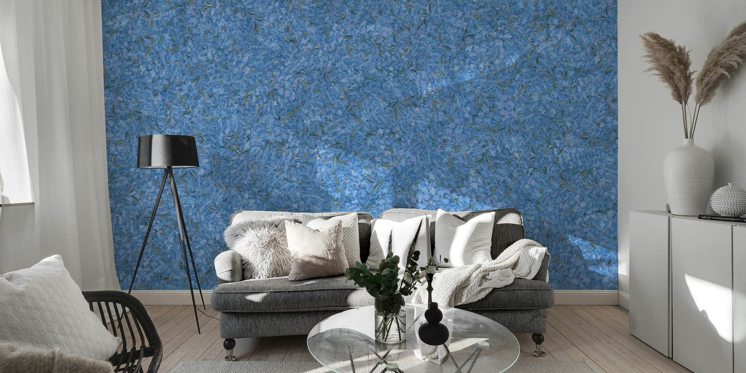 Flores miosótis estilo bordado em um mural de parede azul profundo
