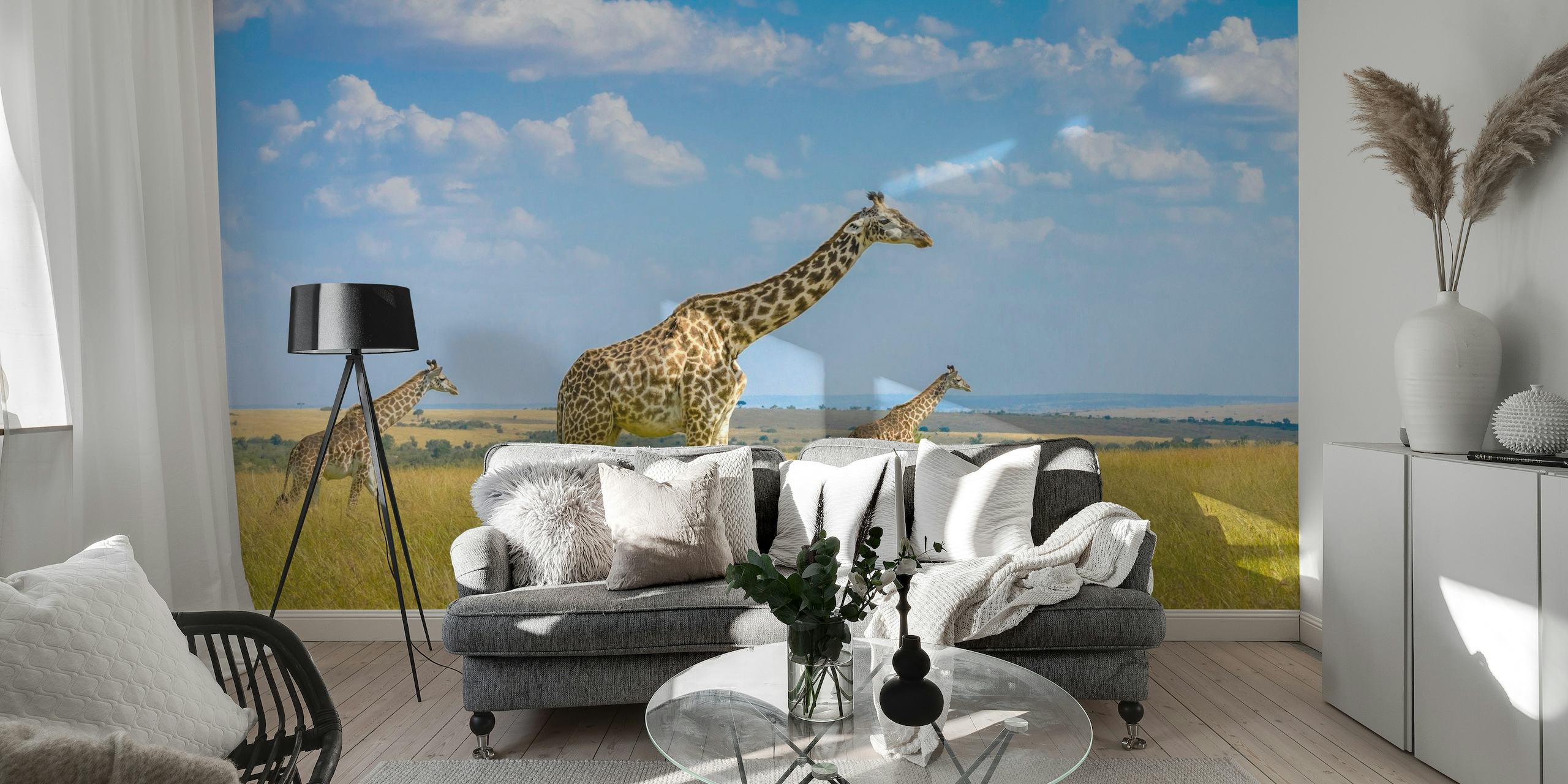 O mural 'Trio Girafas' retrata três girafas em uma savana ensolarada.