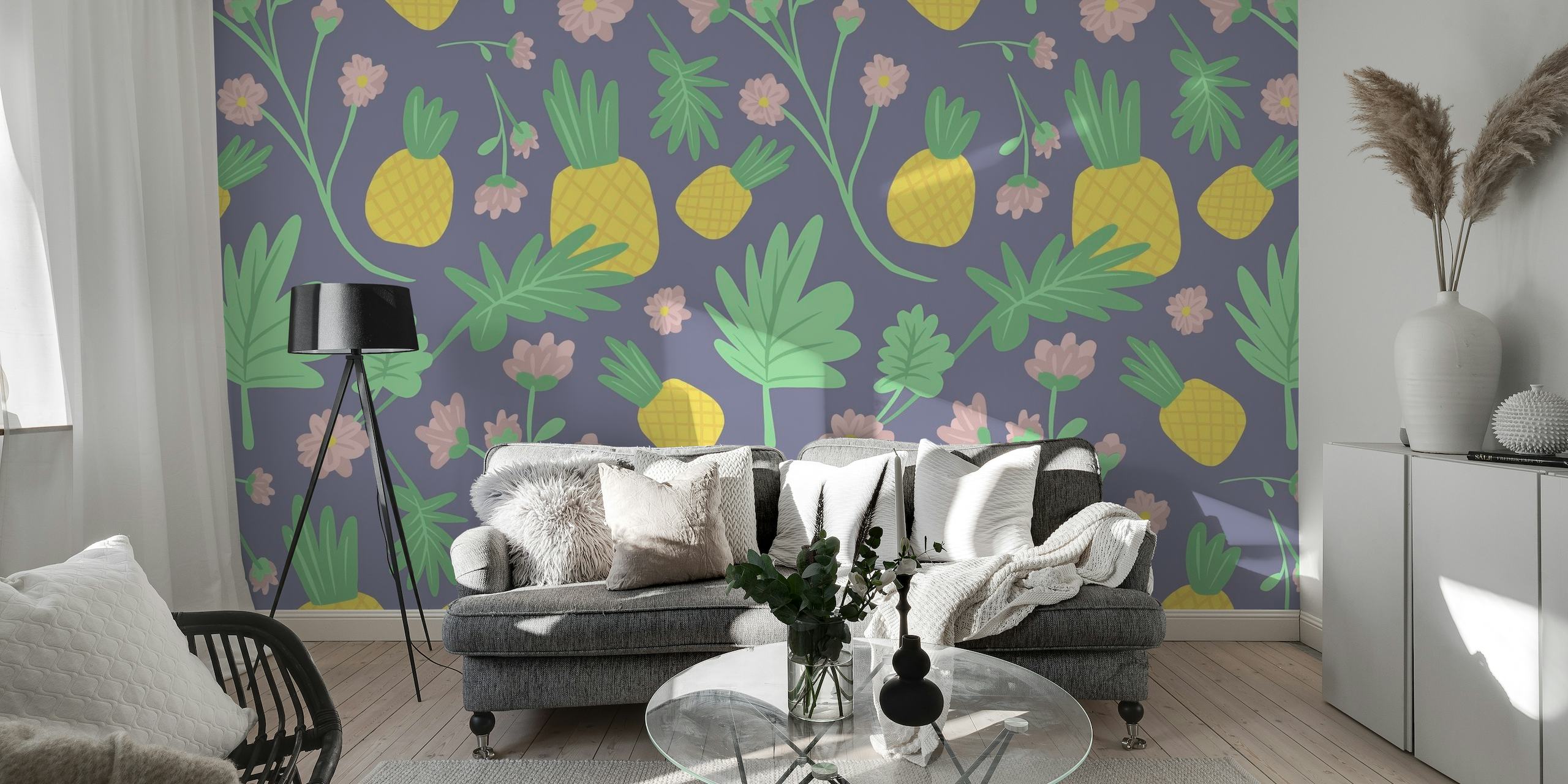 Tropisk ananas vægmaleri med ananas motiver og blomstermønstre på en lilla baggrund