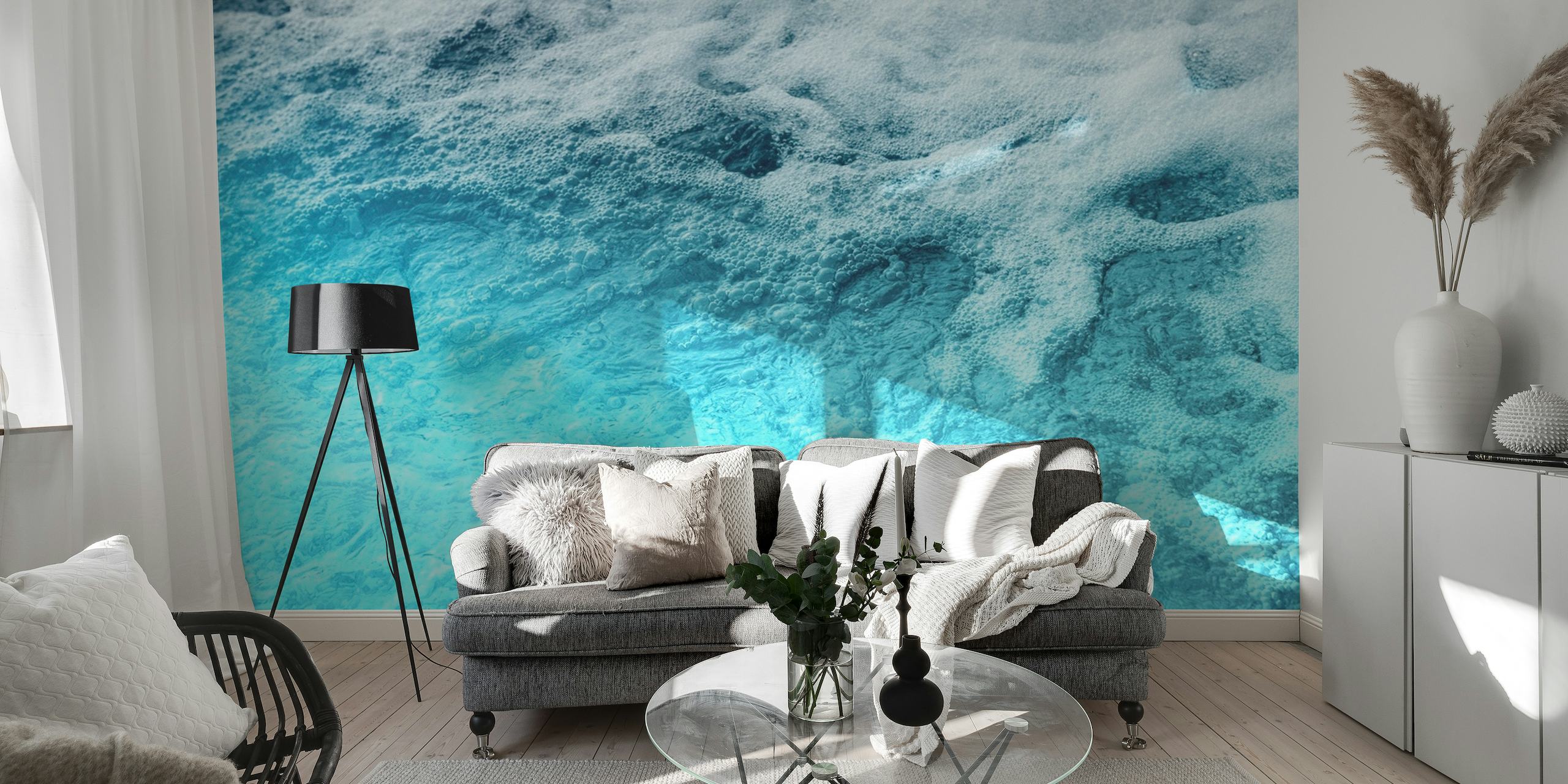 Muurschildering op het oceaanoppervlak met blauwtinten die rust en diepte uitbeelden