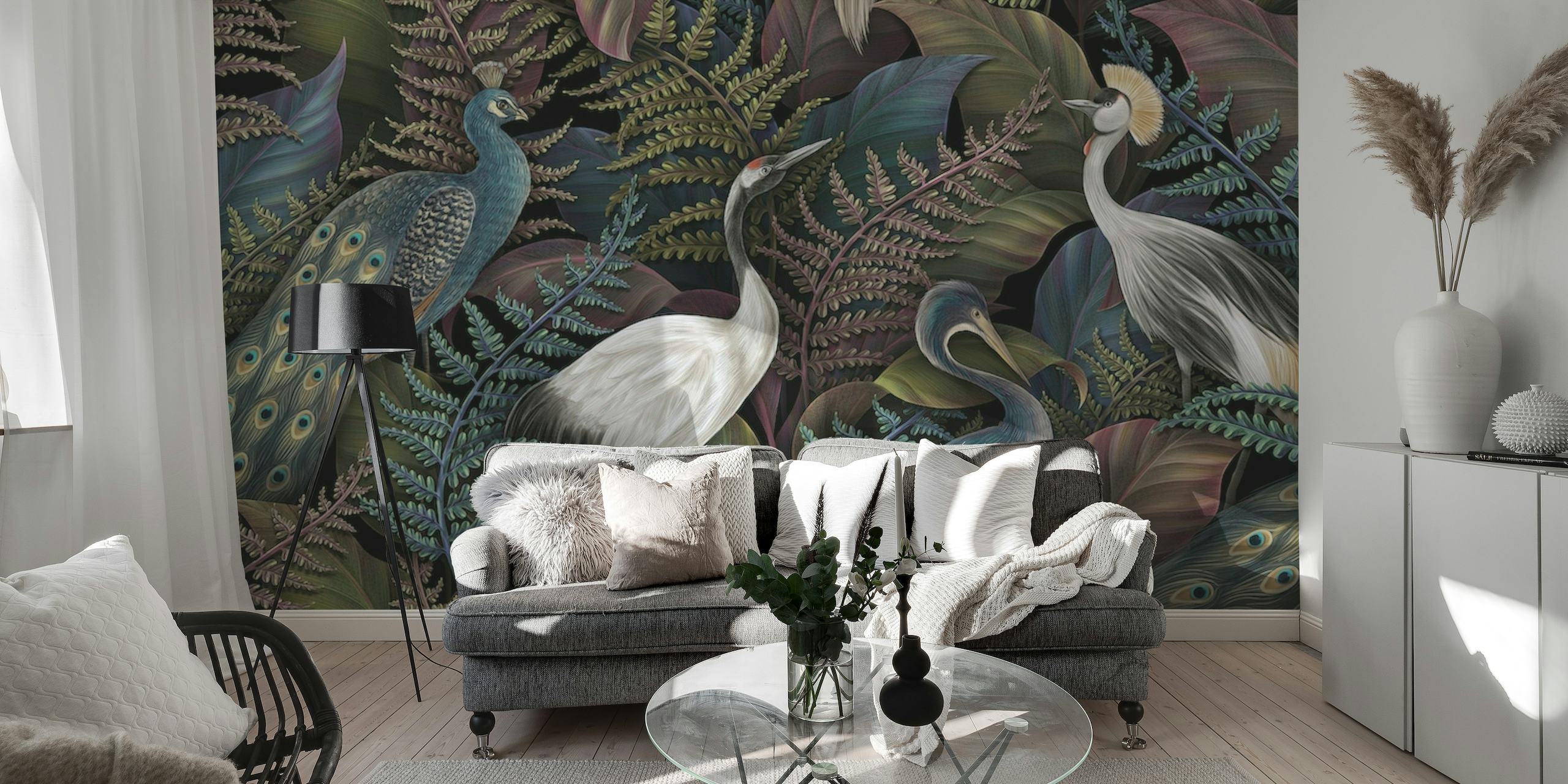 Un sofisticado mural de pared que presenta elegantes pájaros y follaje tropical en un entorno de densa jungla.