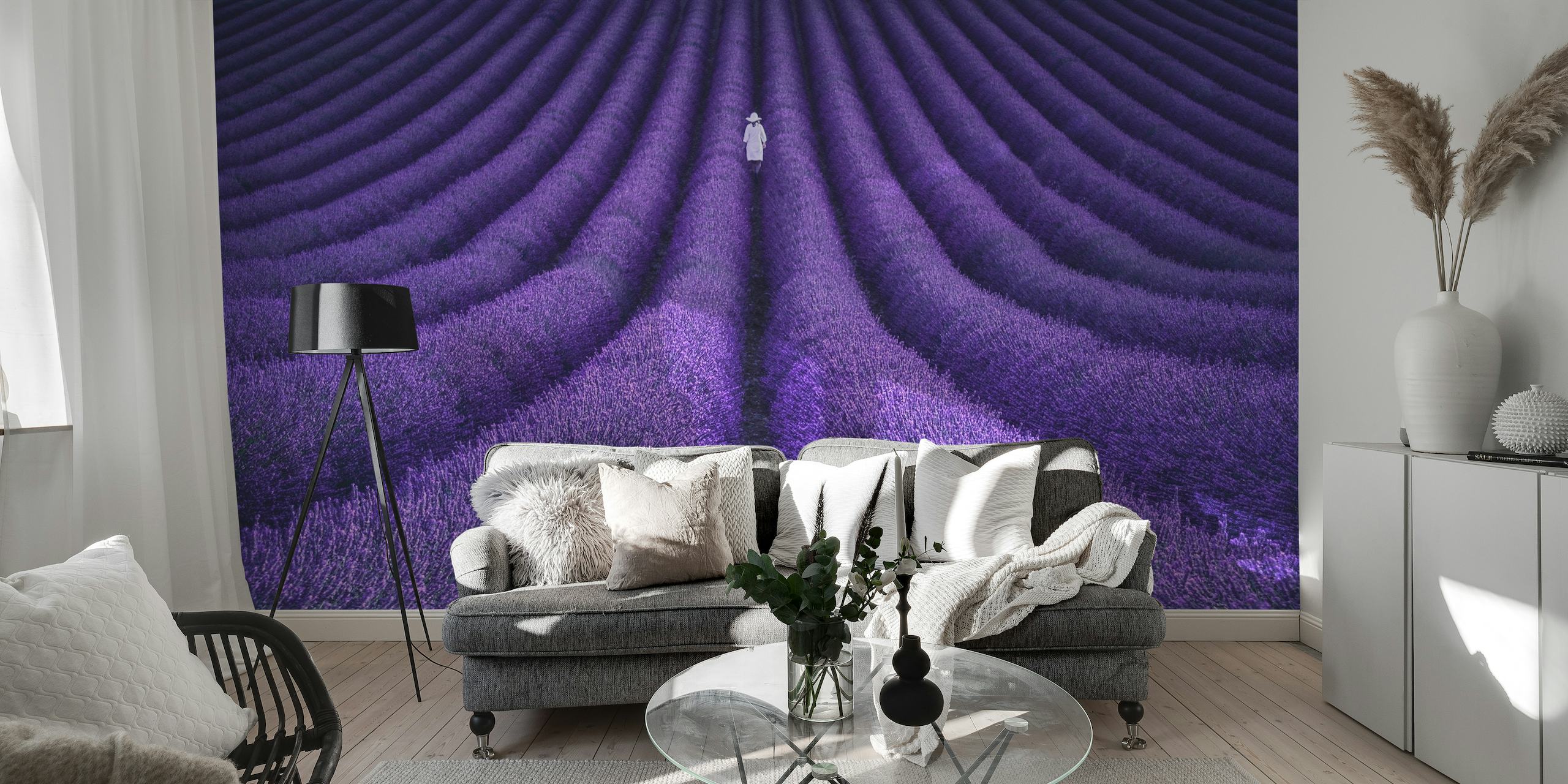 Lavendelveld muurschildering met een eenzame figuur