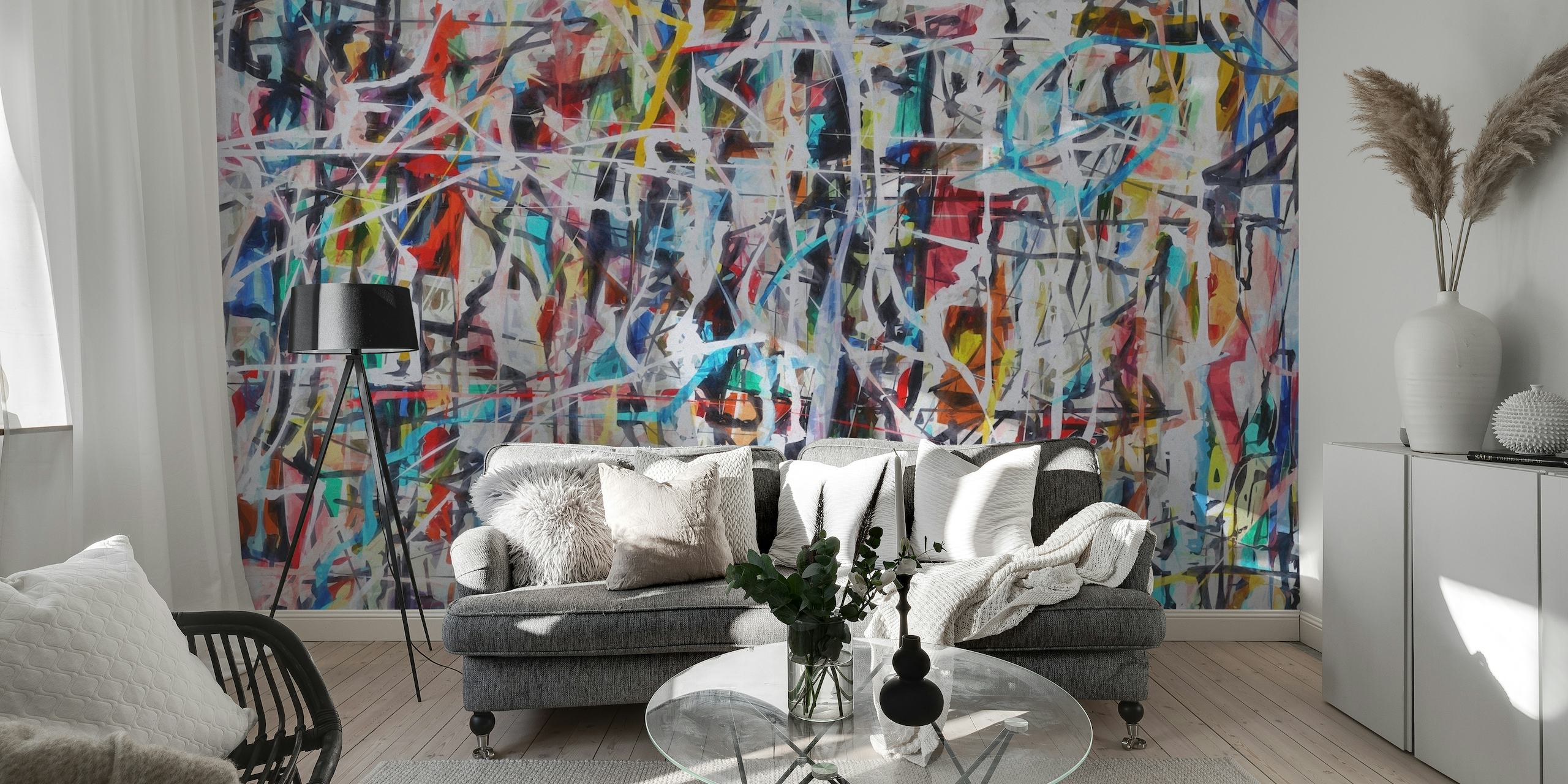 Abstrakt ekspressionistisk-inspireret vægmaleri med farverige stænk og dynamiske penselstrøg