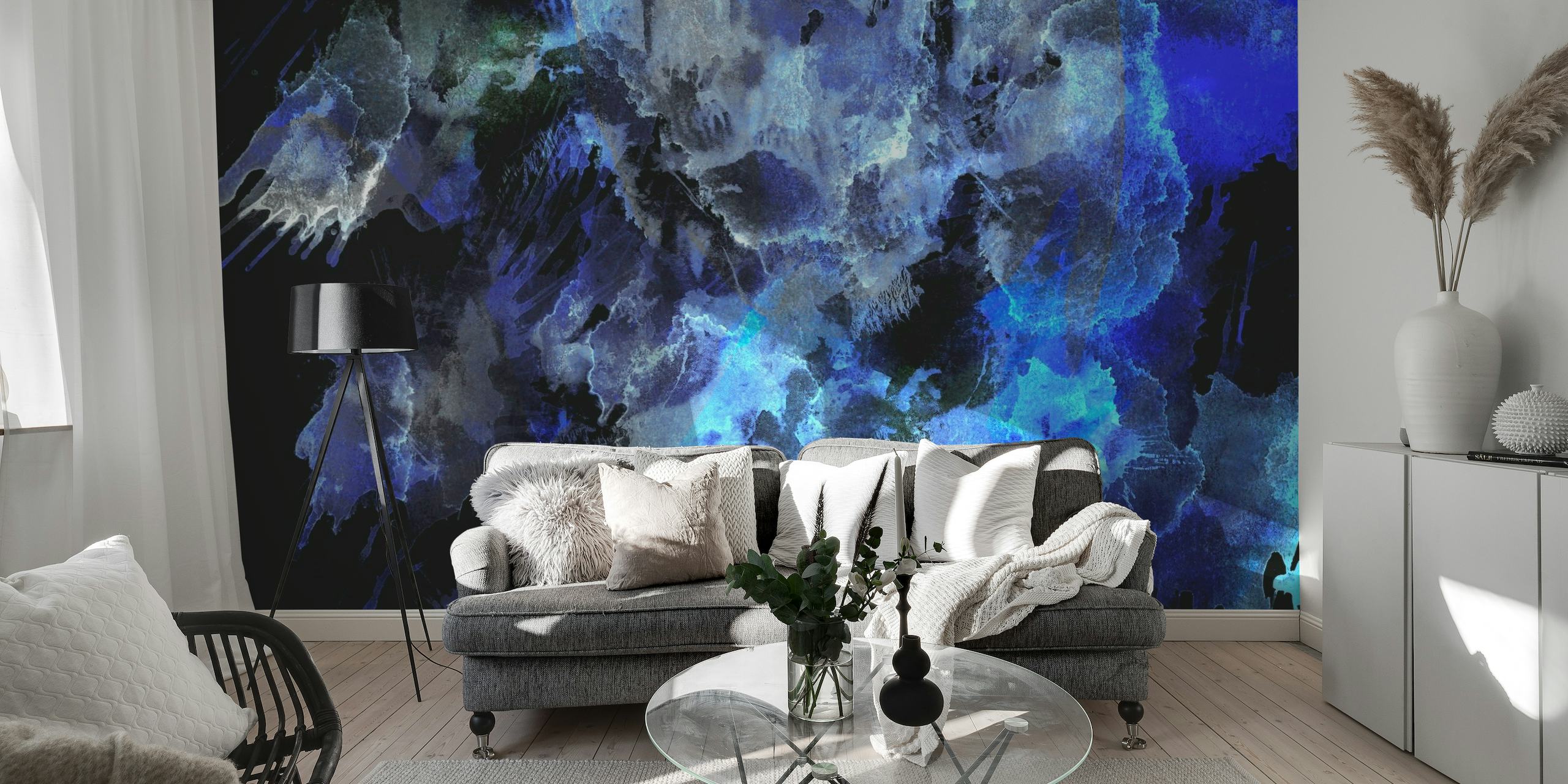 Mural de pared abstracto en acuarela azul medianoche y negro que crea un ambiente oceánico