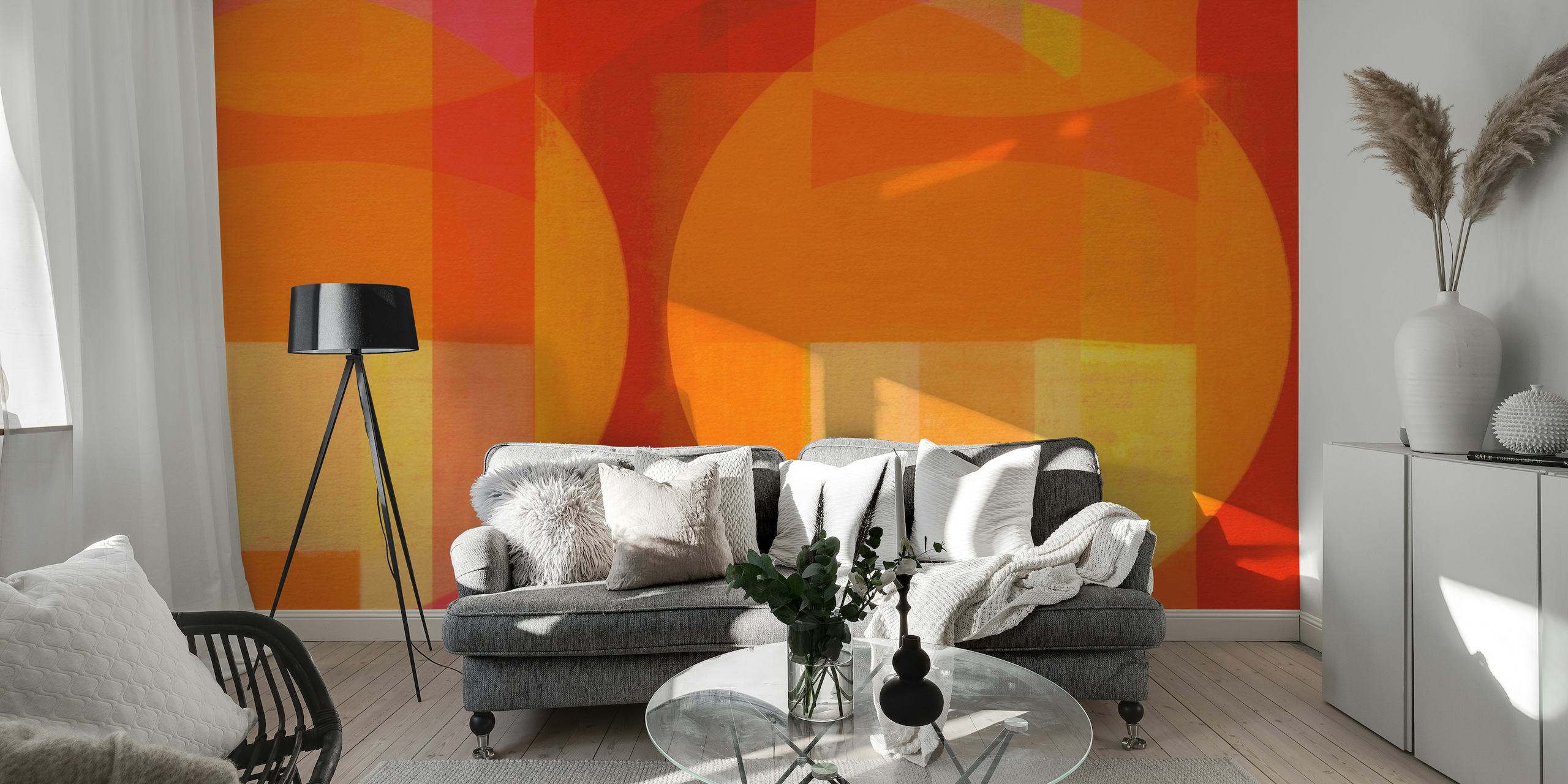 Abstrakt vægmaleri i Bauhaus-stil i en levende blanding af røde, orange og gule geometriske former.