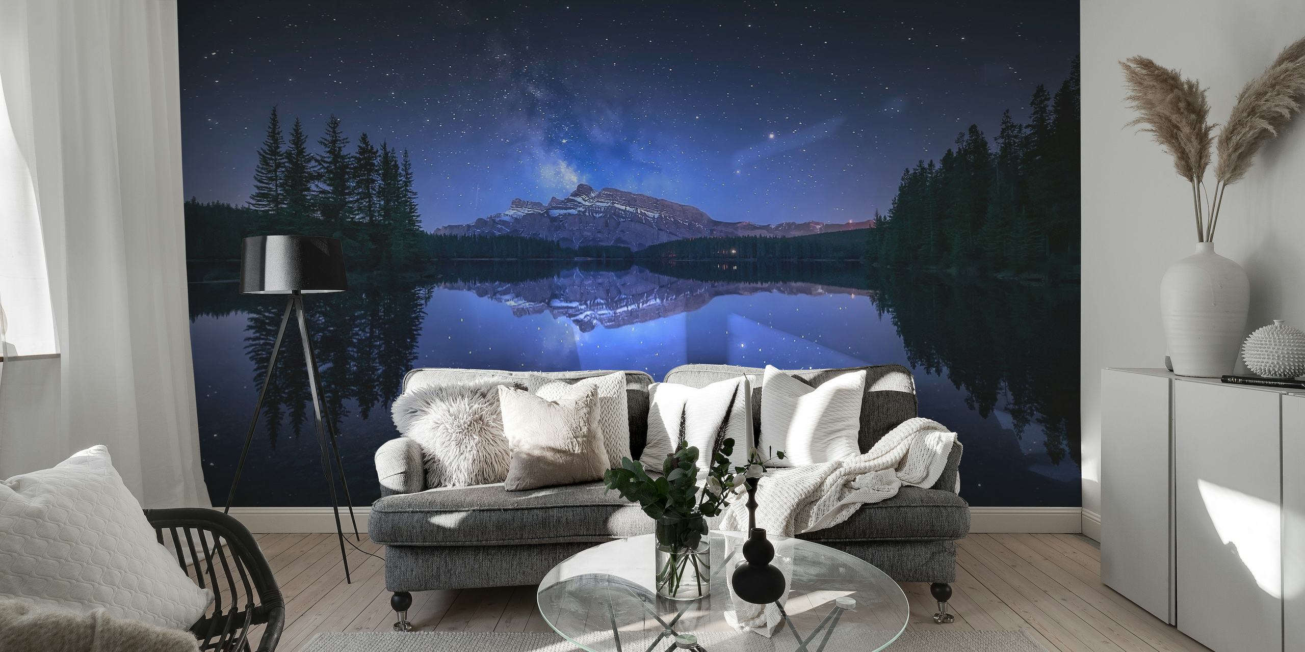 Stjerneklar nat over Two Jack Lake med skovsilhuet og fascinerende refleksion i vandvægmaleriet