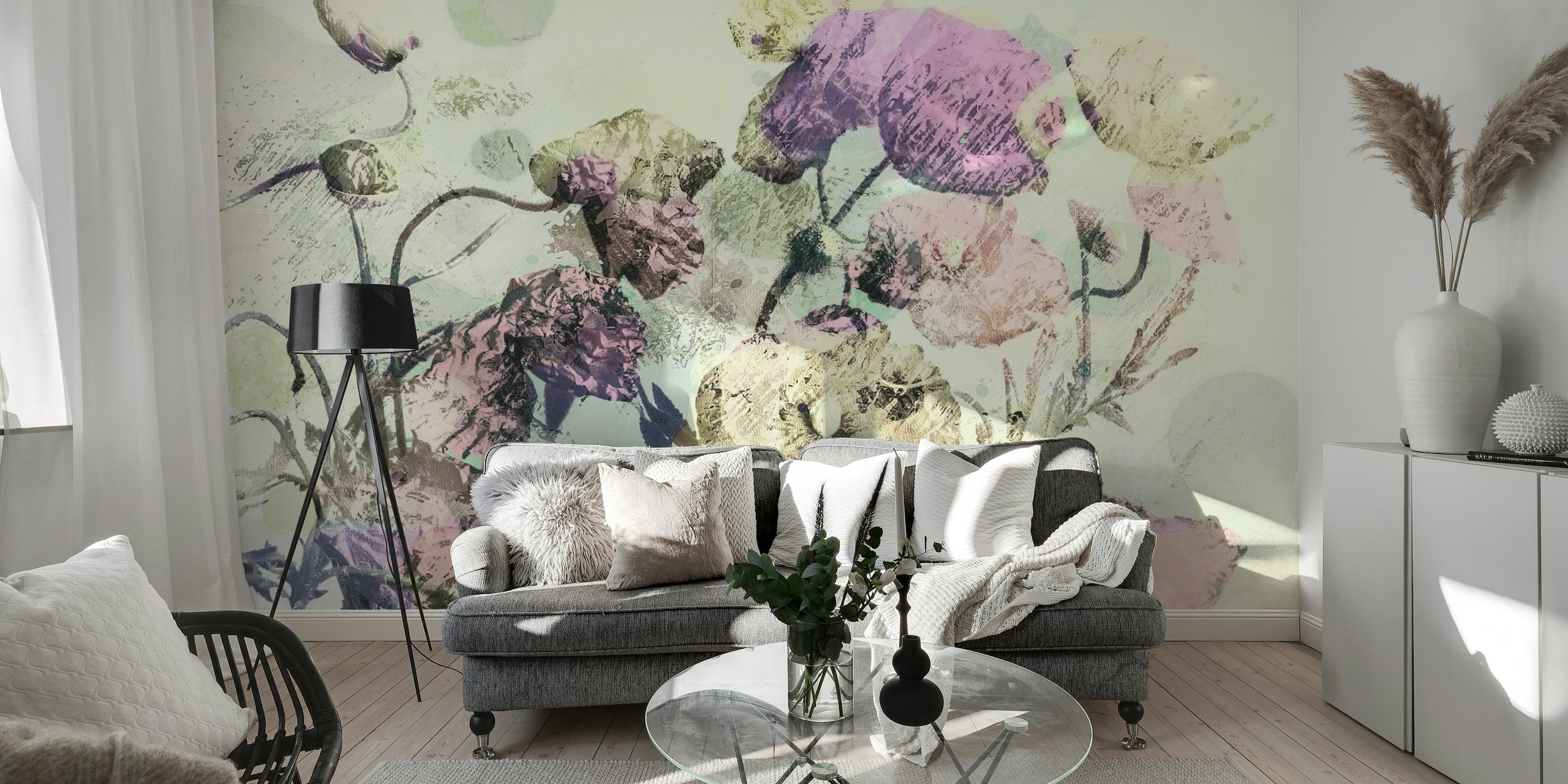 Jemná pastelová květinová nástěnná malba s jemnou levandulí a růžovými květy vytvářející poklidnou atmosféru.
