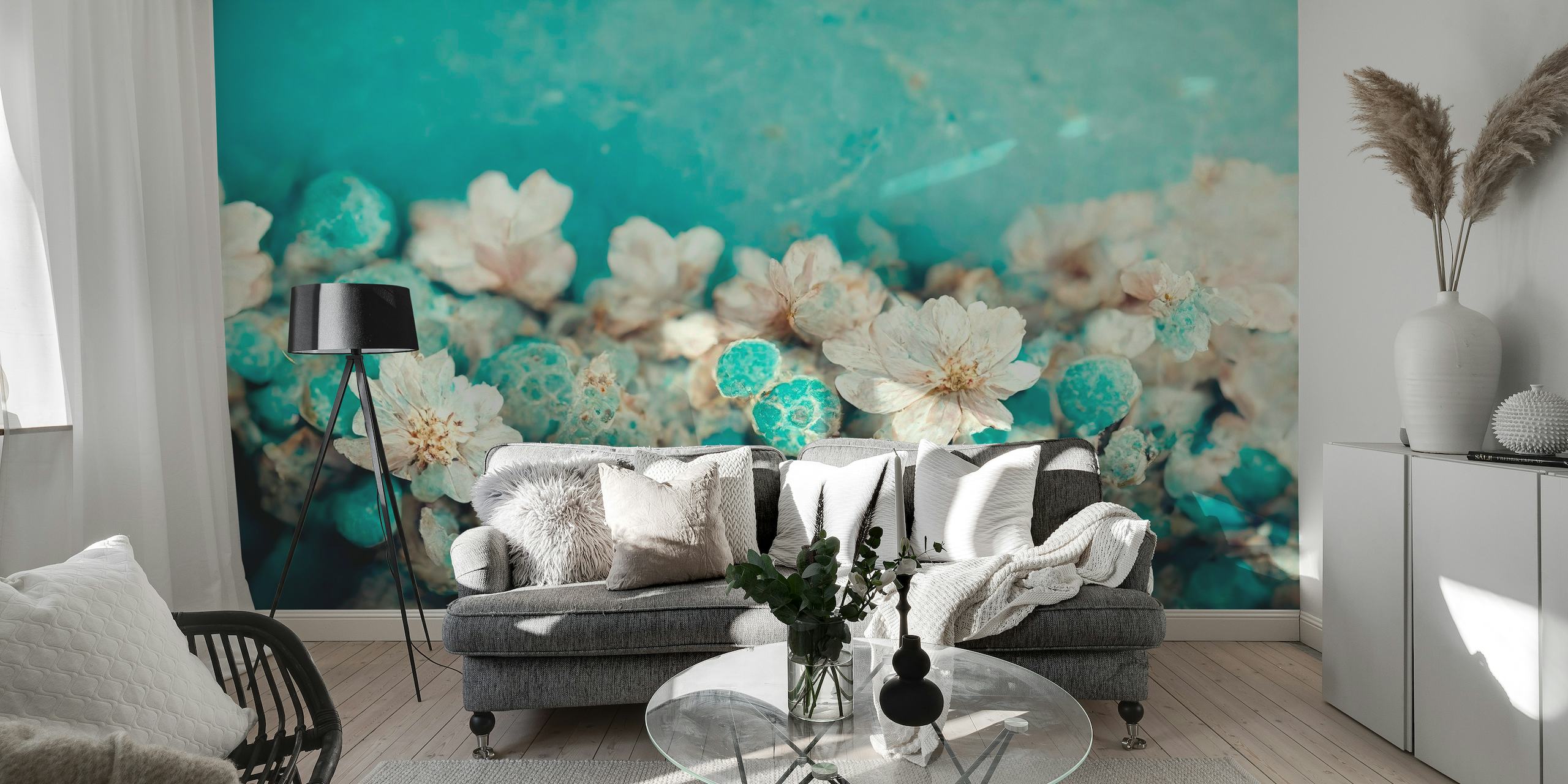 Close-up van witte bloemen tegen een muurschildering met turquoise achtergrond