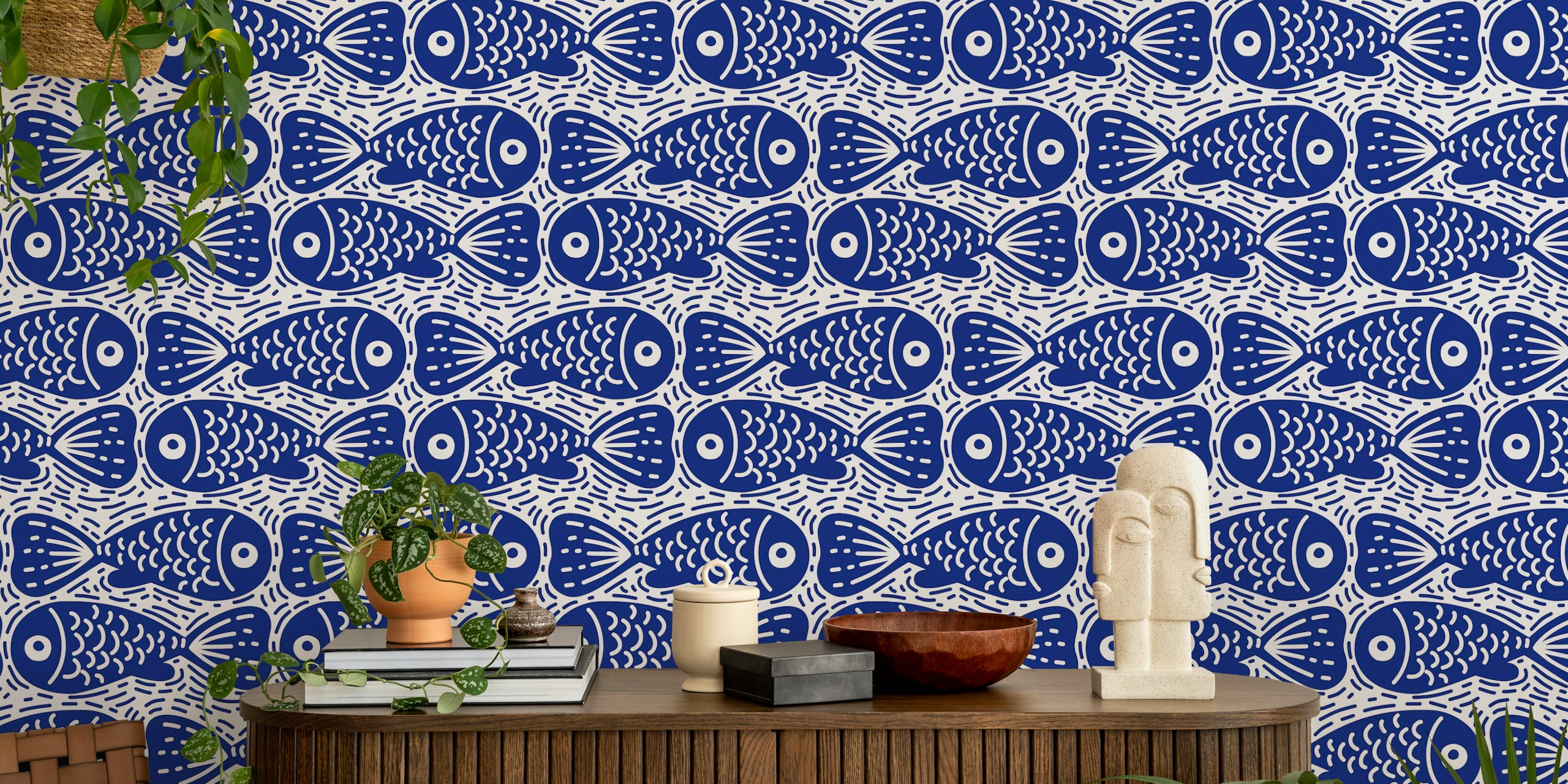 Papel pintado con patrón de peces azules y blancos en una habitación