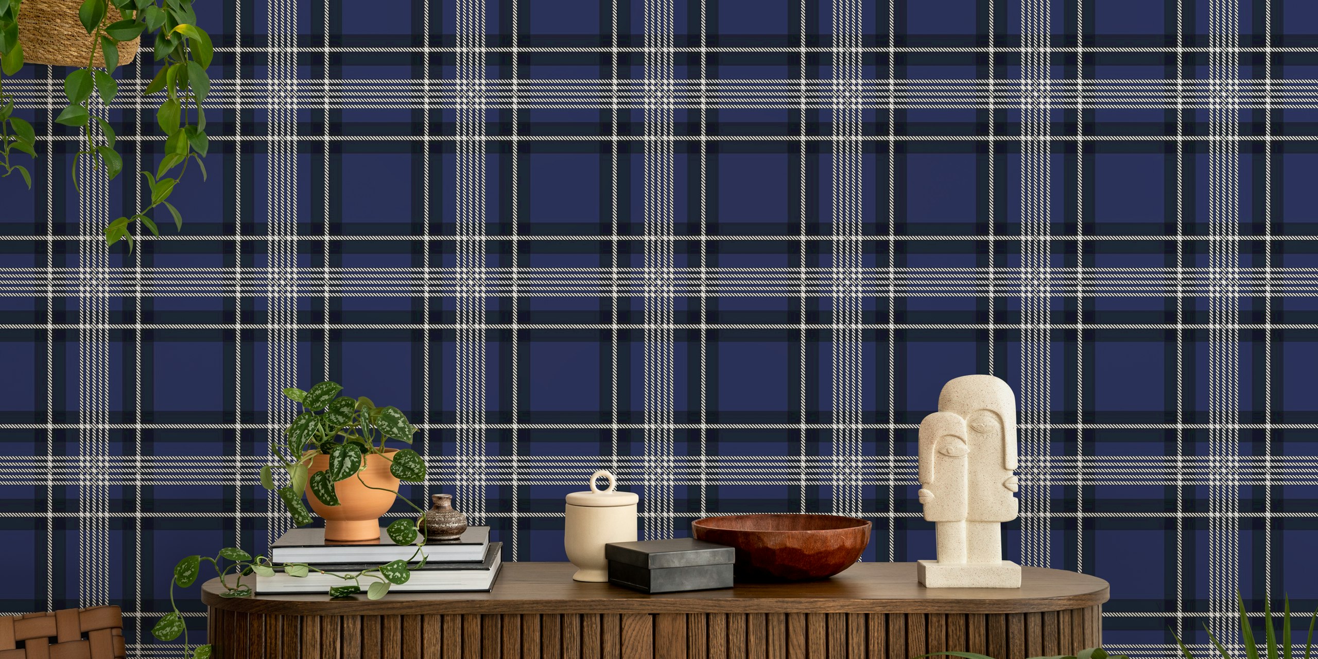 Navy and white tartan wallpaper in una stanza
