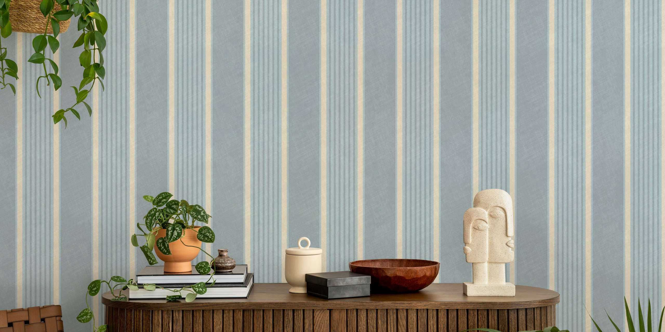 Papel pintado de rayas antiguas en una habitación