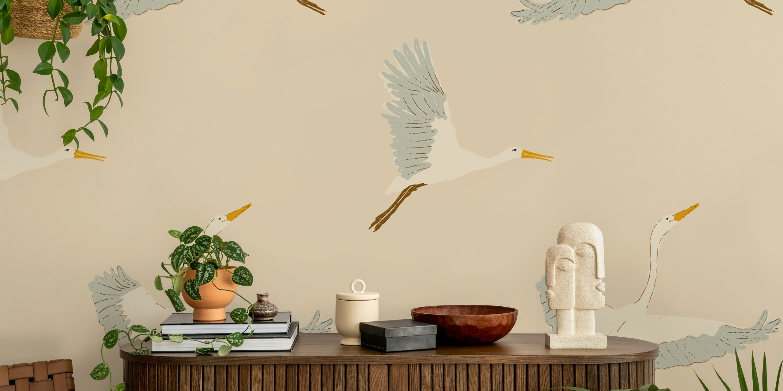 Delicate freehand Birds in Flight op crème behangontwerp