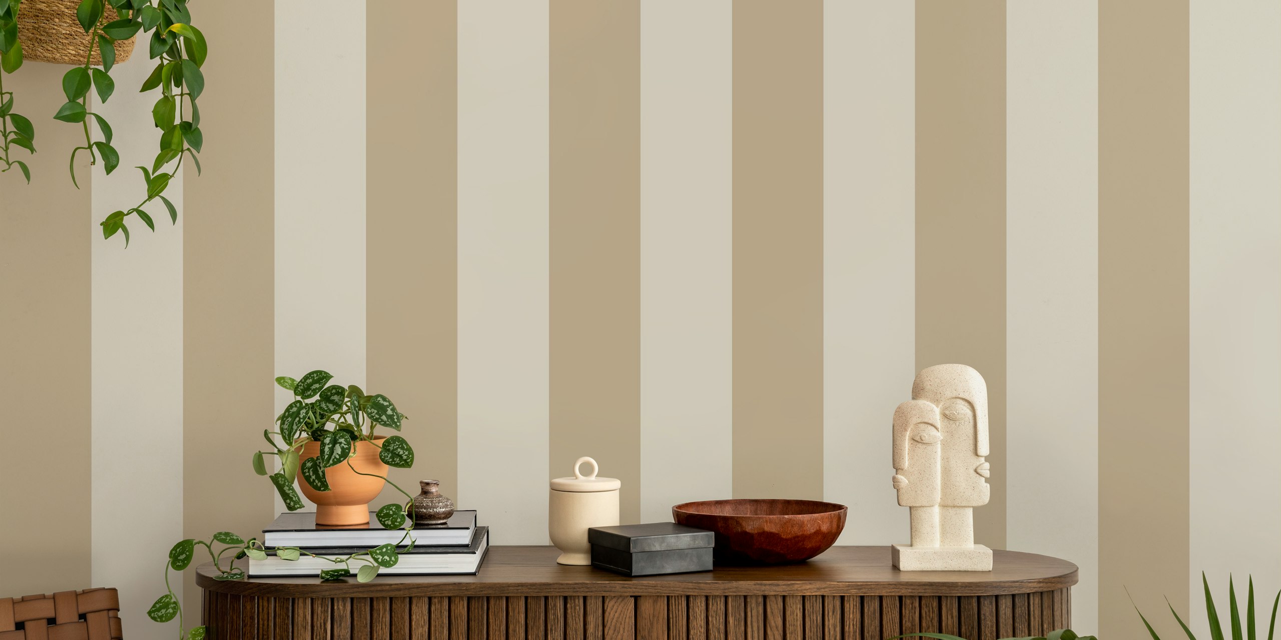 Warm Minimalist Stripes Tapete im Raum