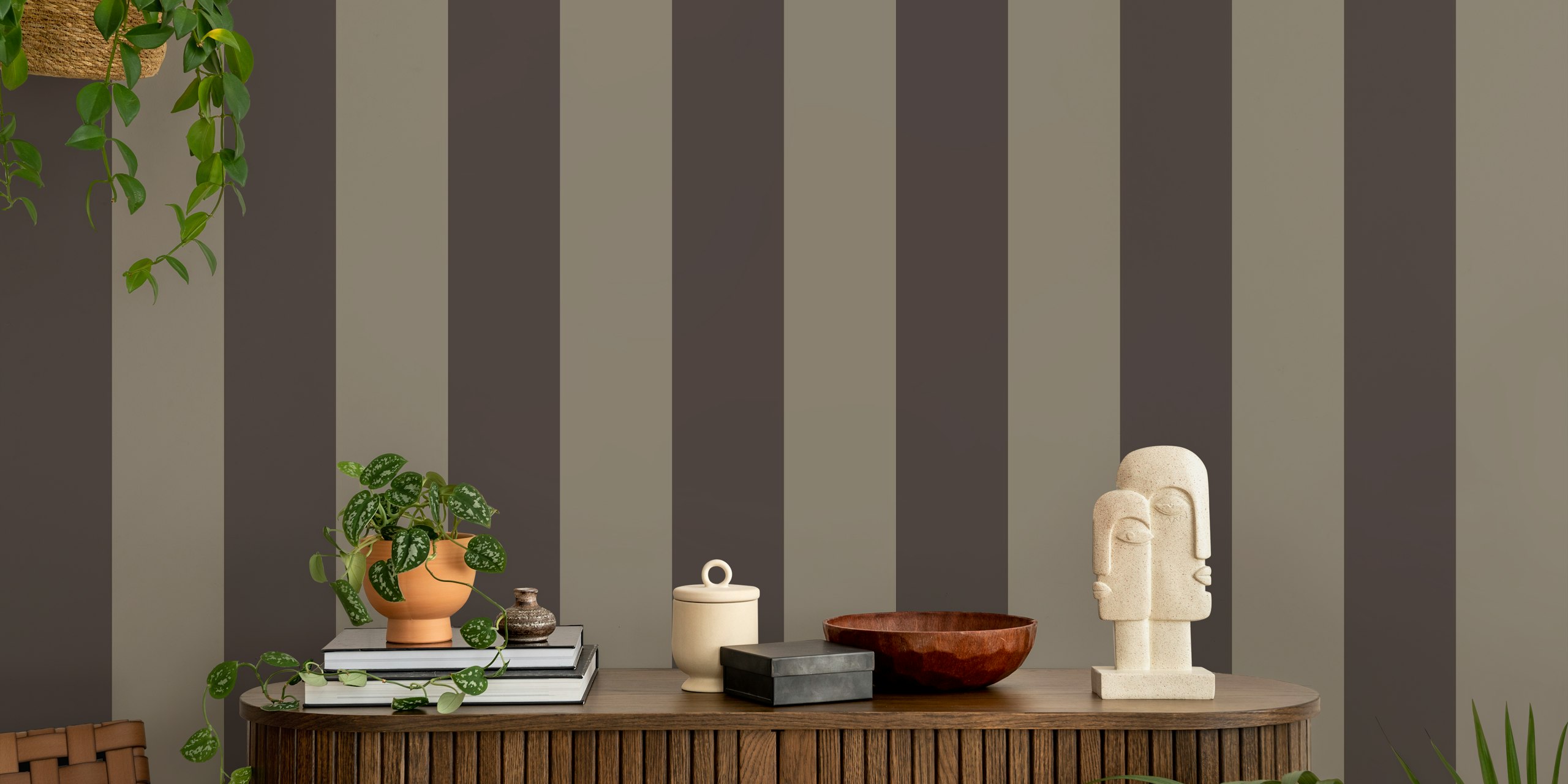 Tapeta Cabincore Smoky Black Stripes v pokoji